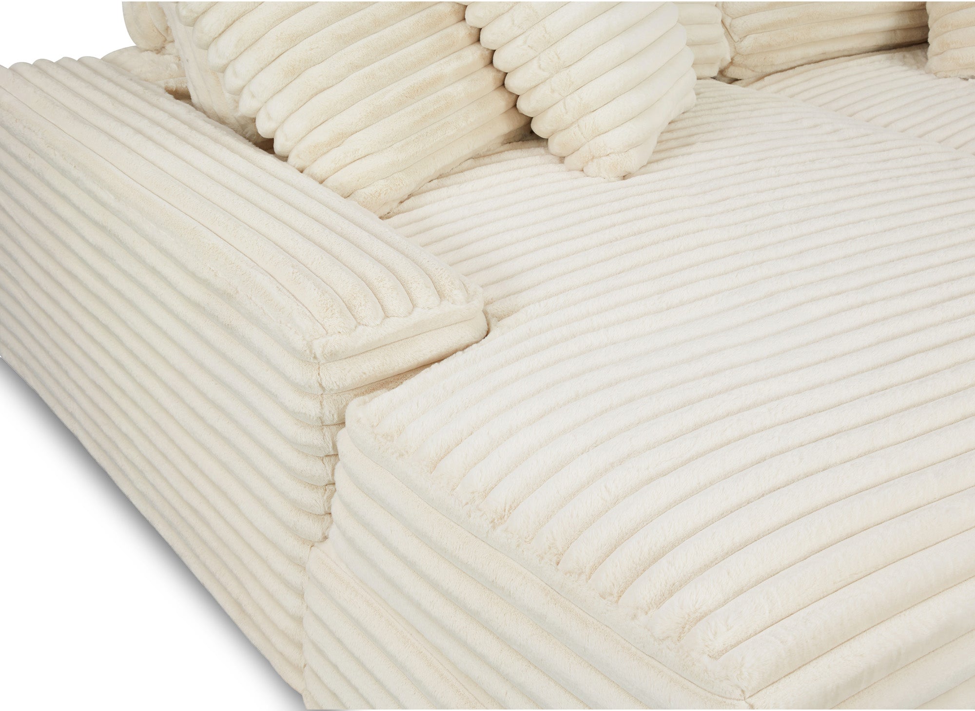 DAHO 2-Sitzer-Sofa mit gerader Chaiselongue in weichem, beigefarbenem Rippenstoff