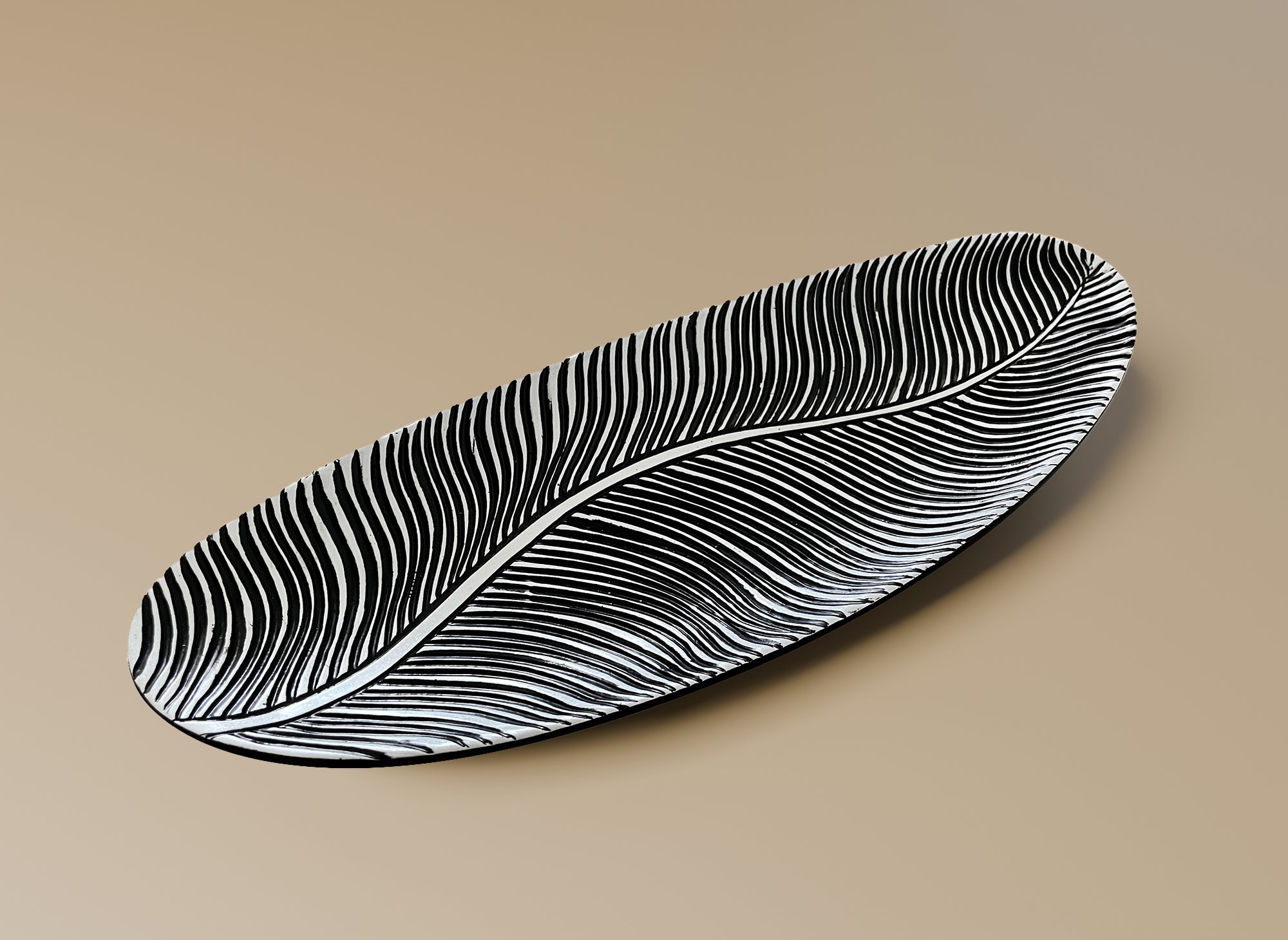 Ovale Schale aus schwarz-weißem Harz 49 cm EBENE