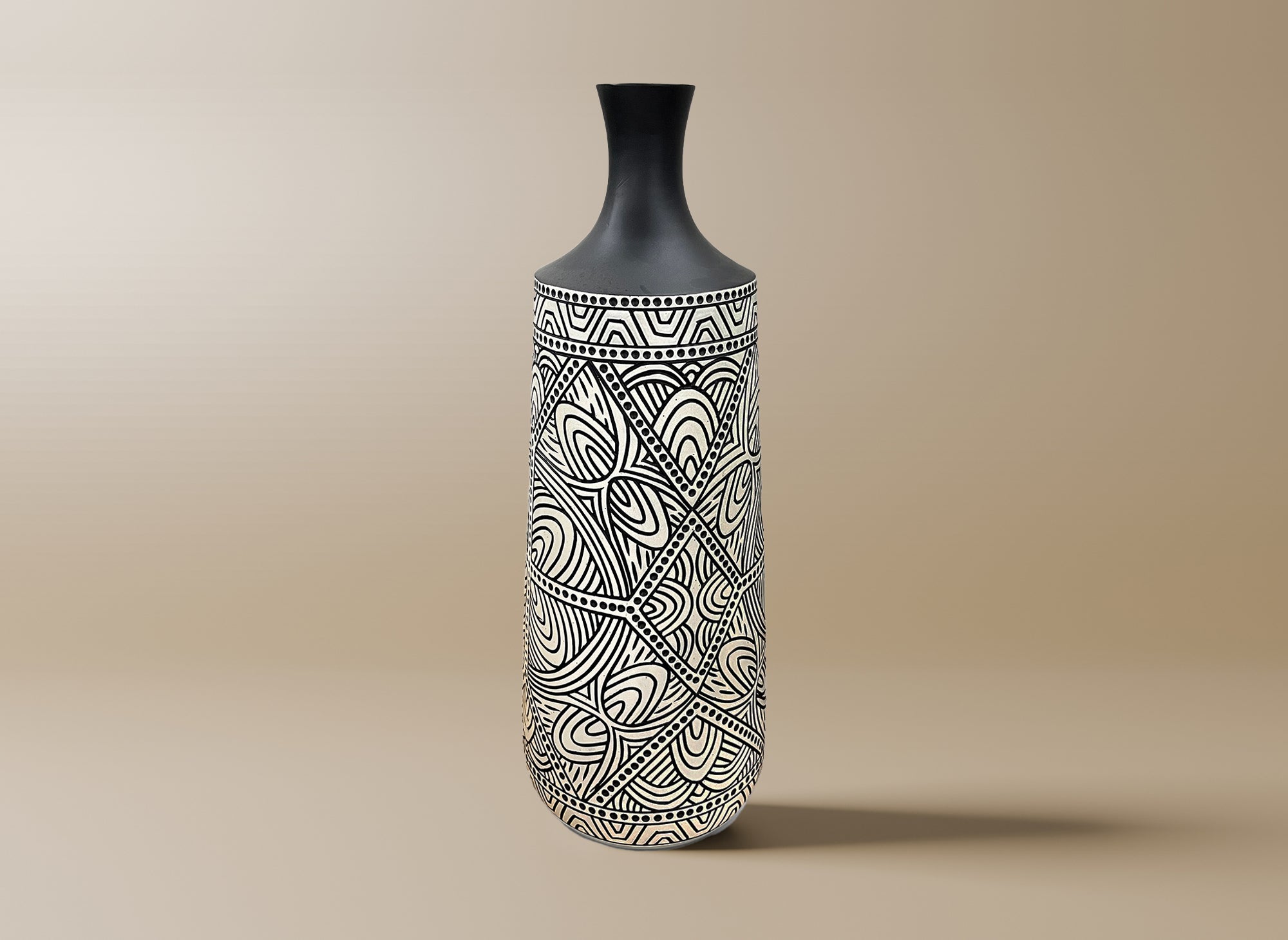 Ethno-Chic-Vase aus schwarz-weißem Polyresin H46 cm LAORA
