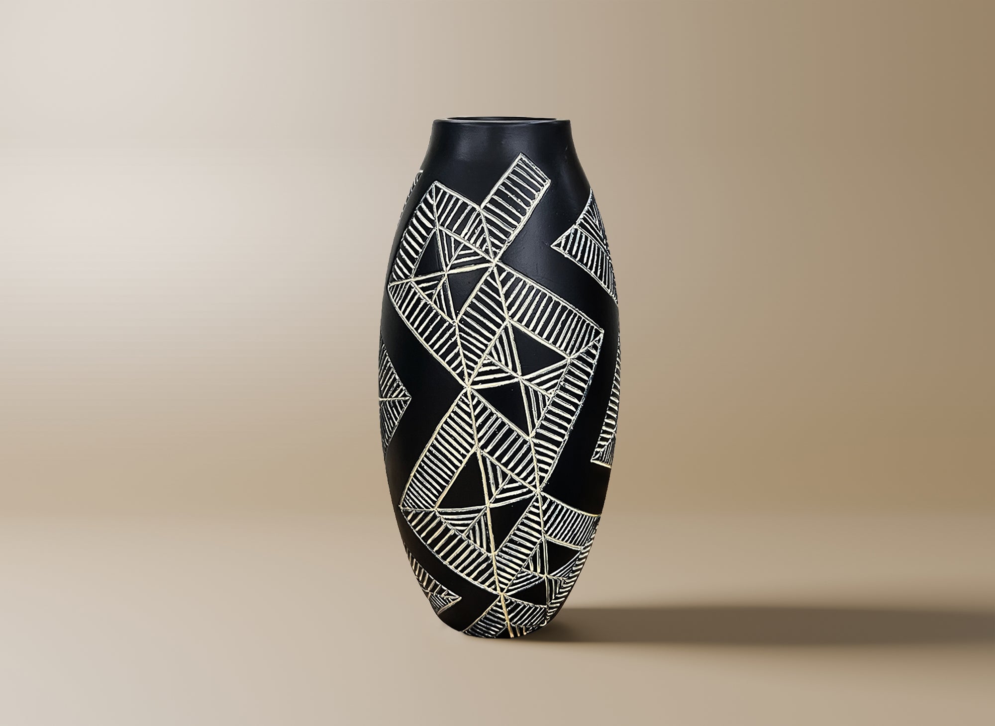 Ethnische Vase aus schwarz-weißem Polyresin H31 cm MAORI
