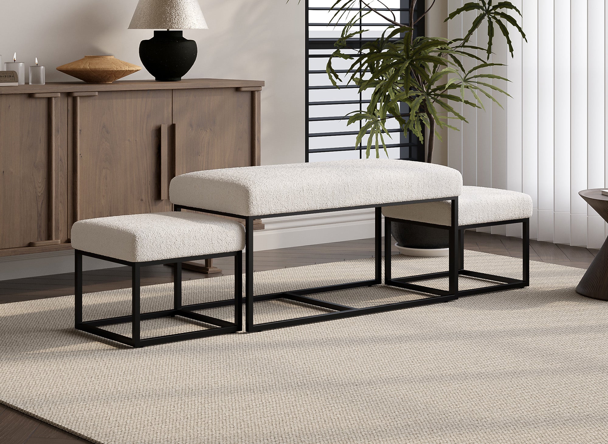 BECKIE Bank mit Poufs aus ecru-weißem Bouclé-Stoff und schwarzen Metallbeinen