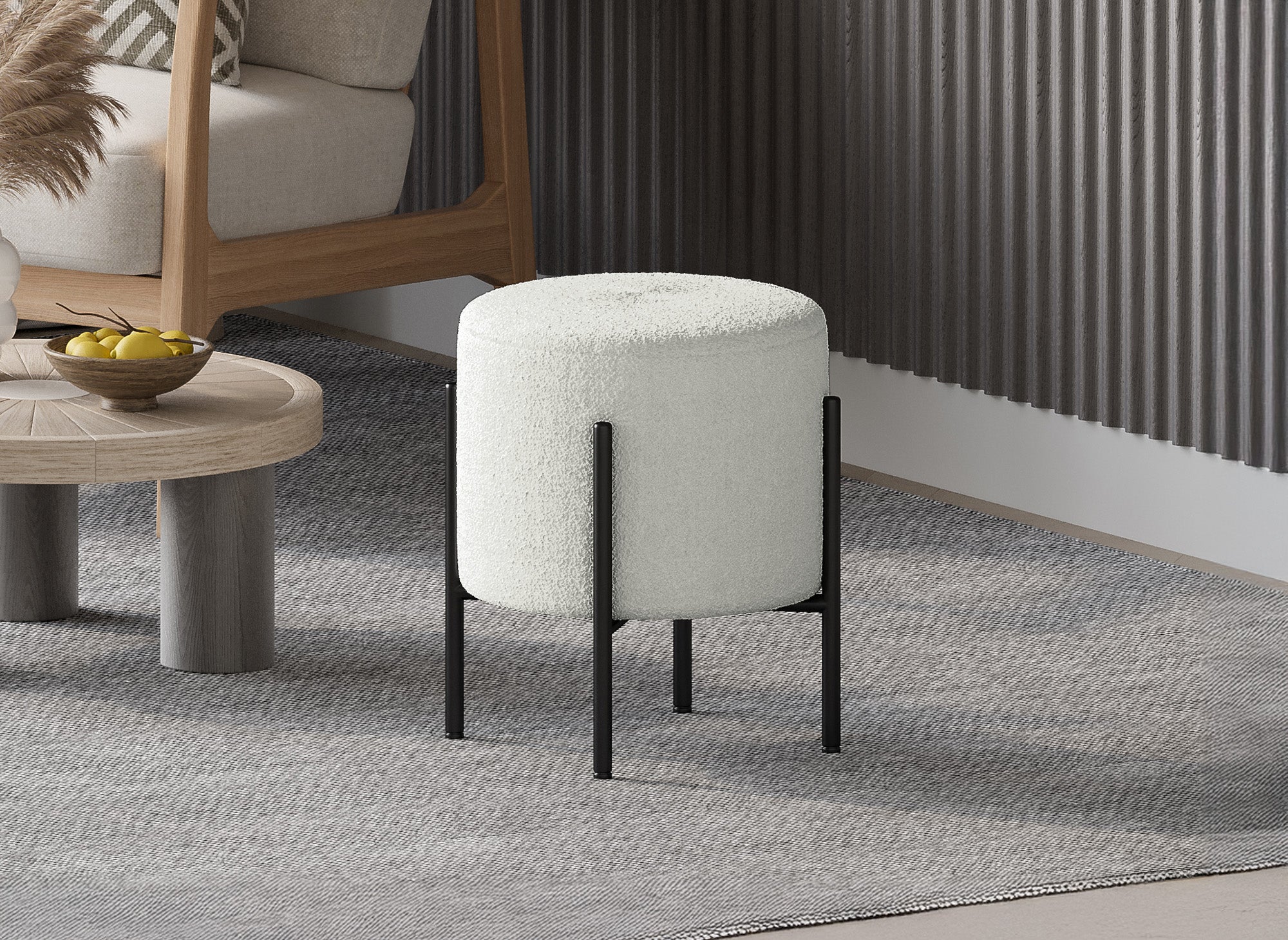 Designer-Hocker LIREN aus ecruweißem Bouclé-Stoff und schwarzen Metallbeinen