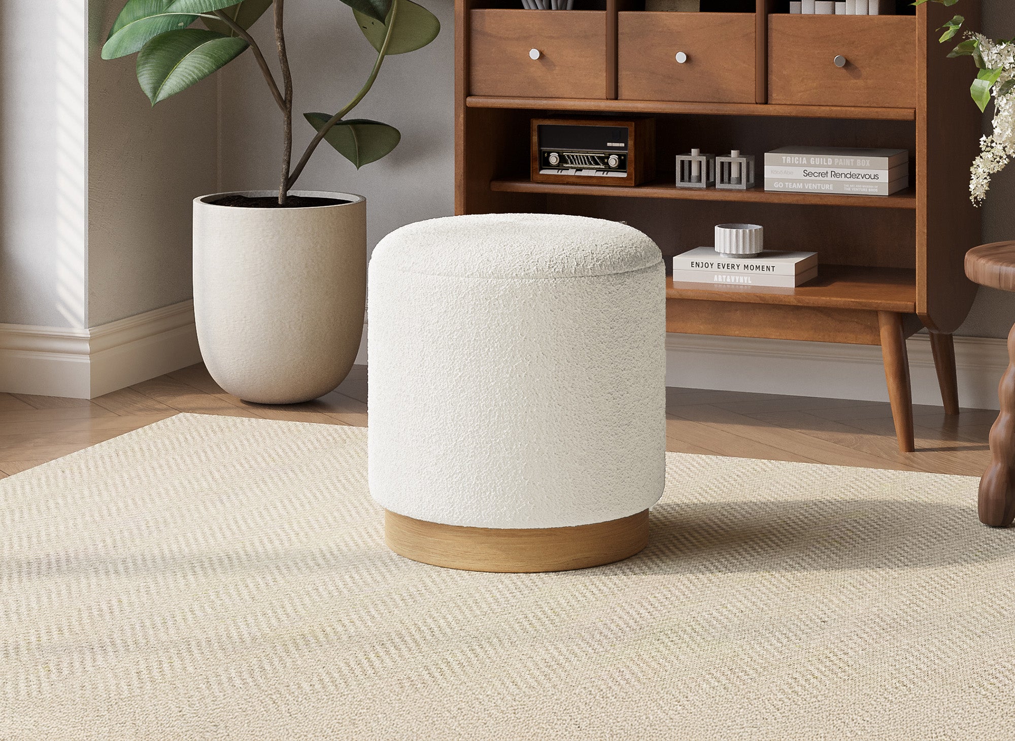 DENIA Sitzpuff aus Stoff und Holz in Ecru mit Schaffelleffekt