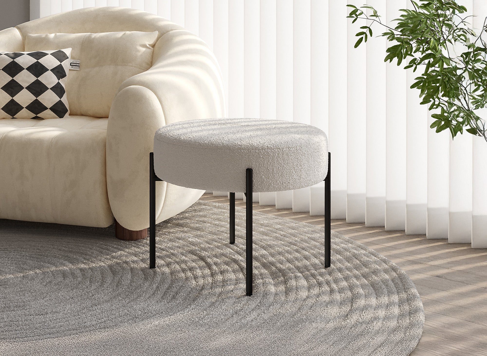 Pouf aus ecruweißem Stoff mit Schaffelleffekt und schwarzen Metallbeinen LEYAN