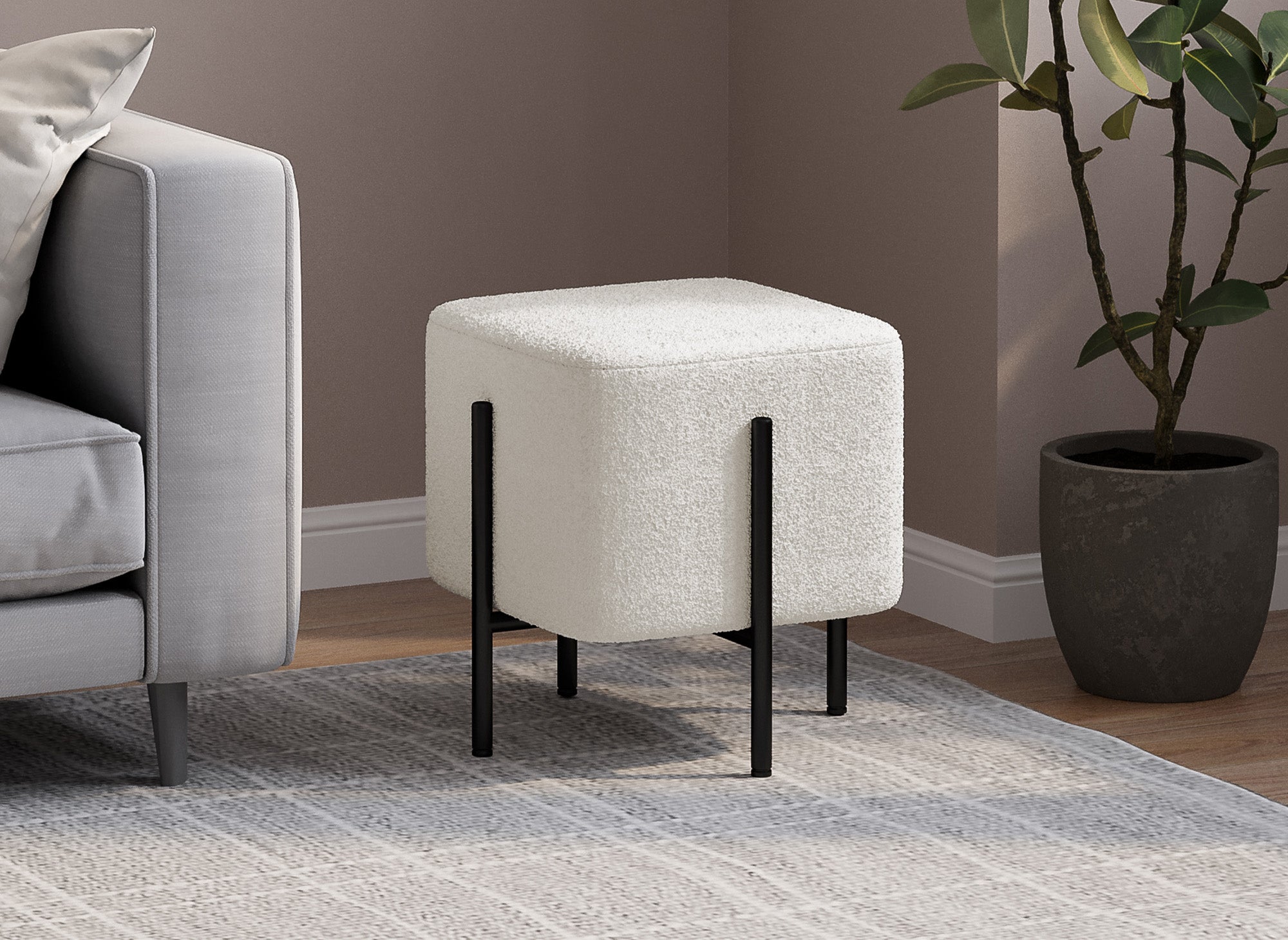 Quadratischer Pouf aus ecru-weißem Bouclé-Stoff und schwarzen Metallbeinen CUBIC