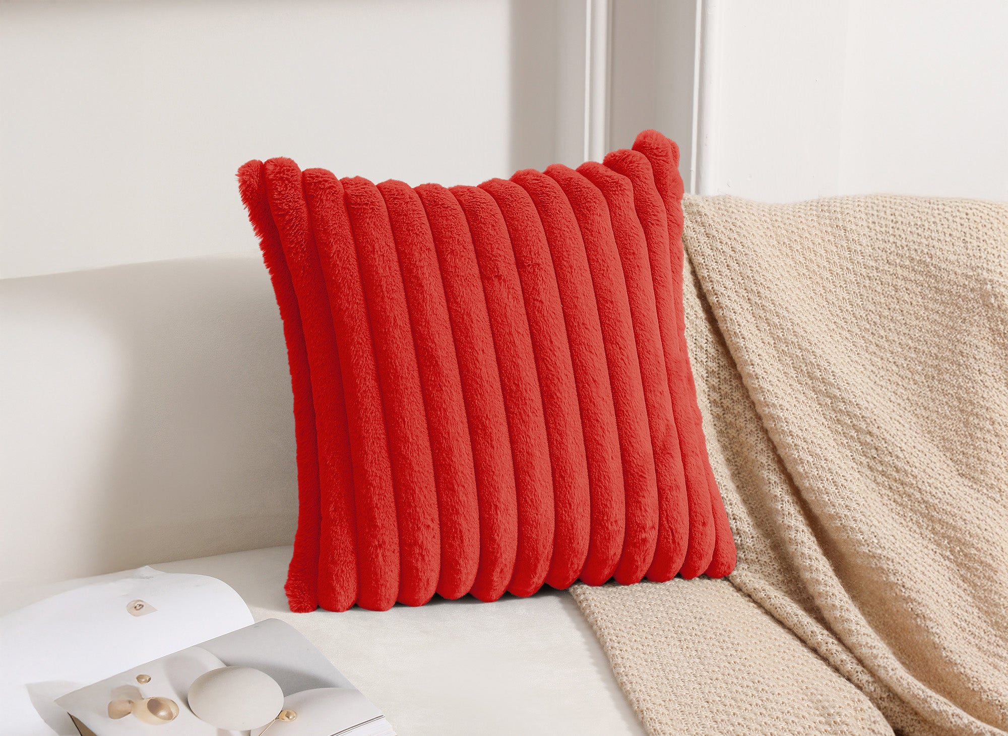 Quadratisches Kissen aus rotem Cord mit Felleffekt 45x45 cm URBAN