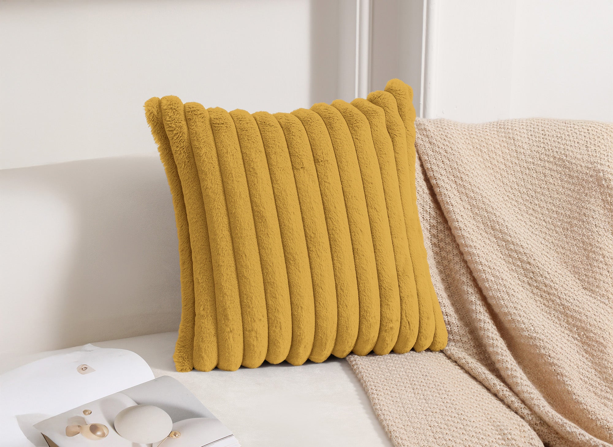 Quadratisches Kissen aus senfgelbem Cord in Felloptik, 45 x 45 cm, URBAN