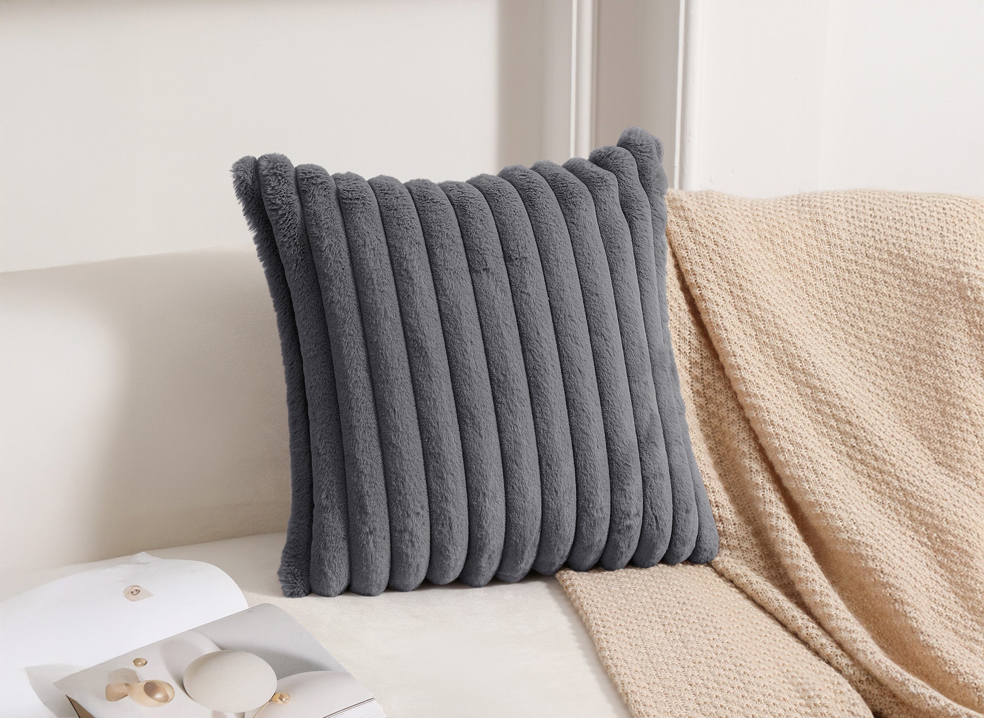 Quadratisches Kissen aus dunkelgrauem Cord in Felloptik 45x45 cm URBAN