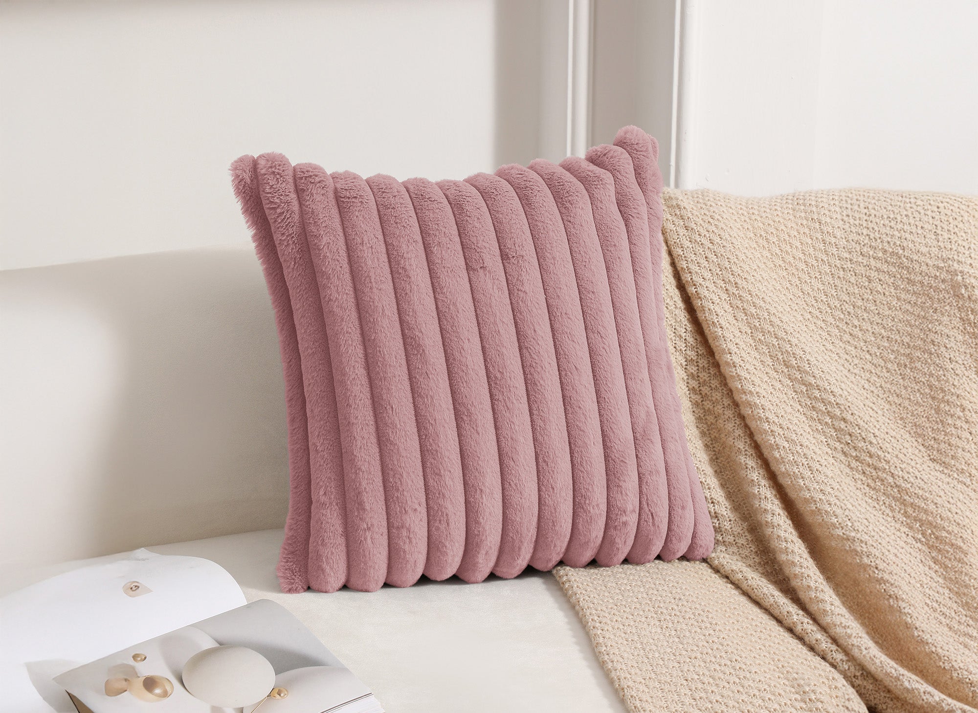 Quadratisches Kissen aus rosa Cord in Felloptik 45x45 cm URBAN