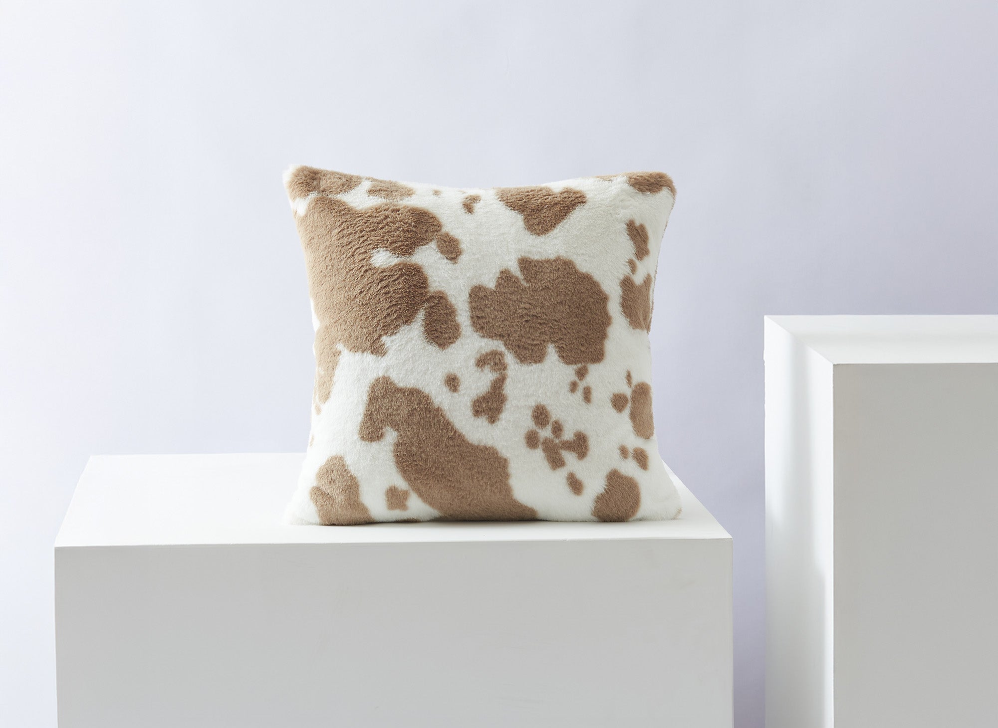 Quadratisches Kissen SAKINA 45x45 cm aus taupefarbenem und weißem Stoff in Kuhfelloptik