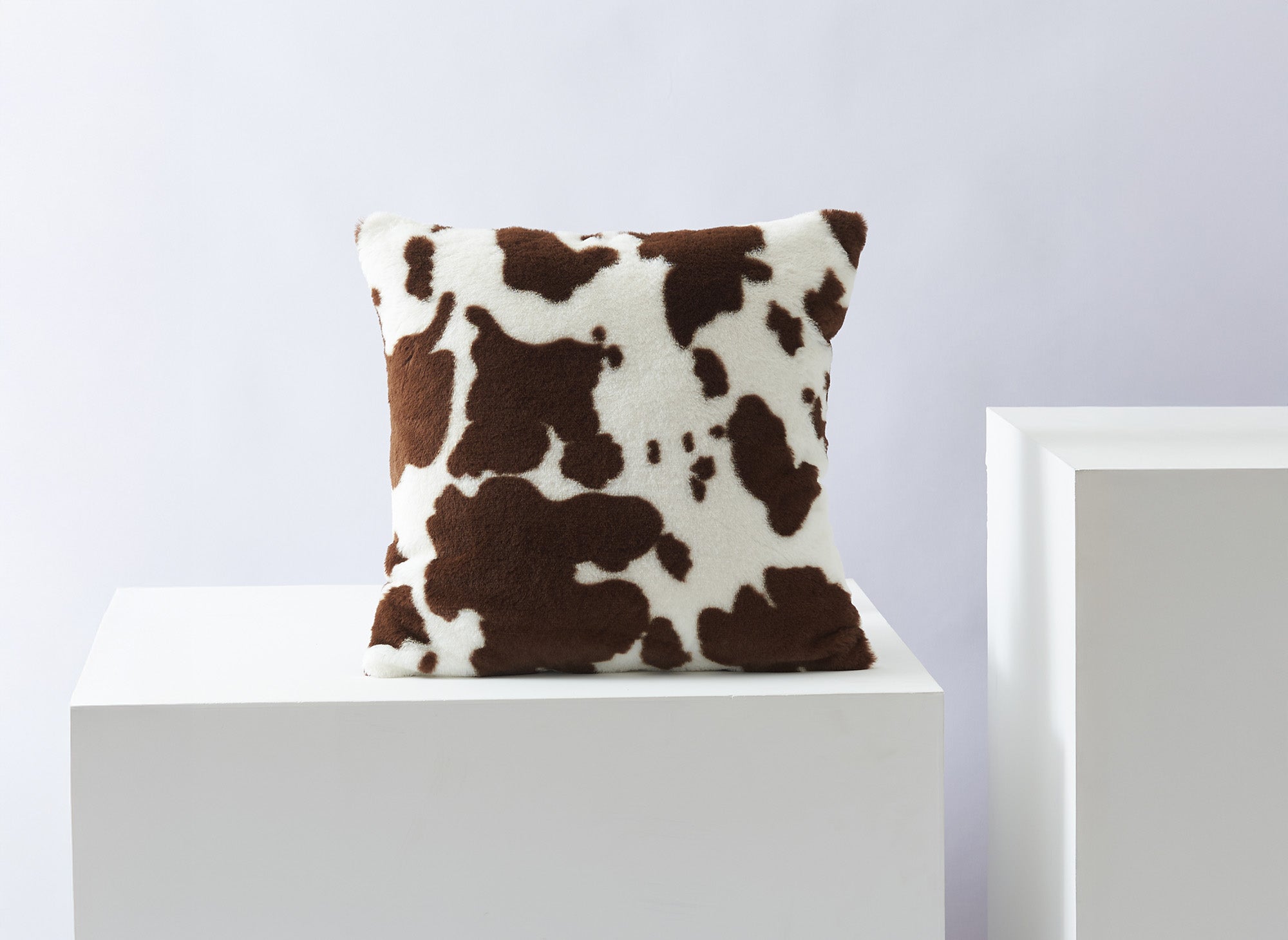 Quadratisches Kissen SAKINA 45x45 cm aus braun-weißem Stoff in Kuhfelloptik