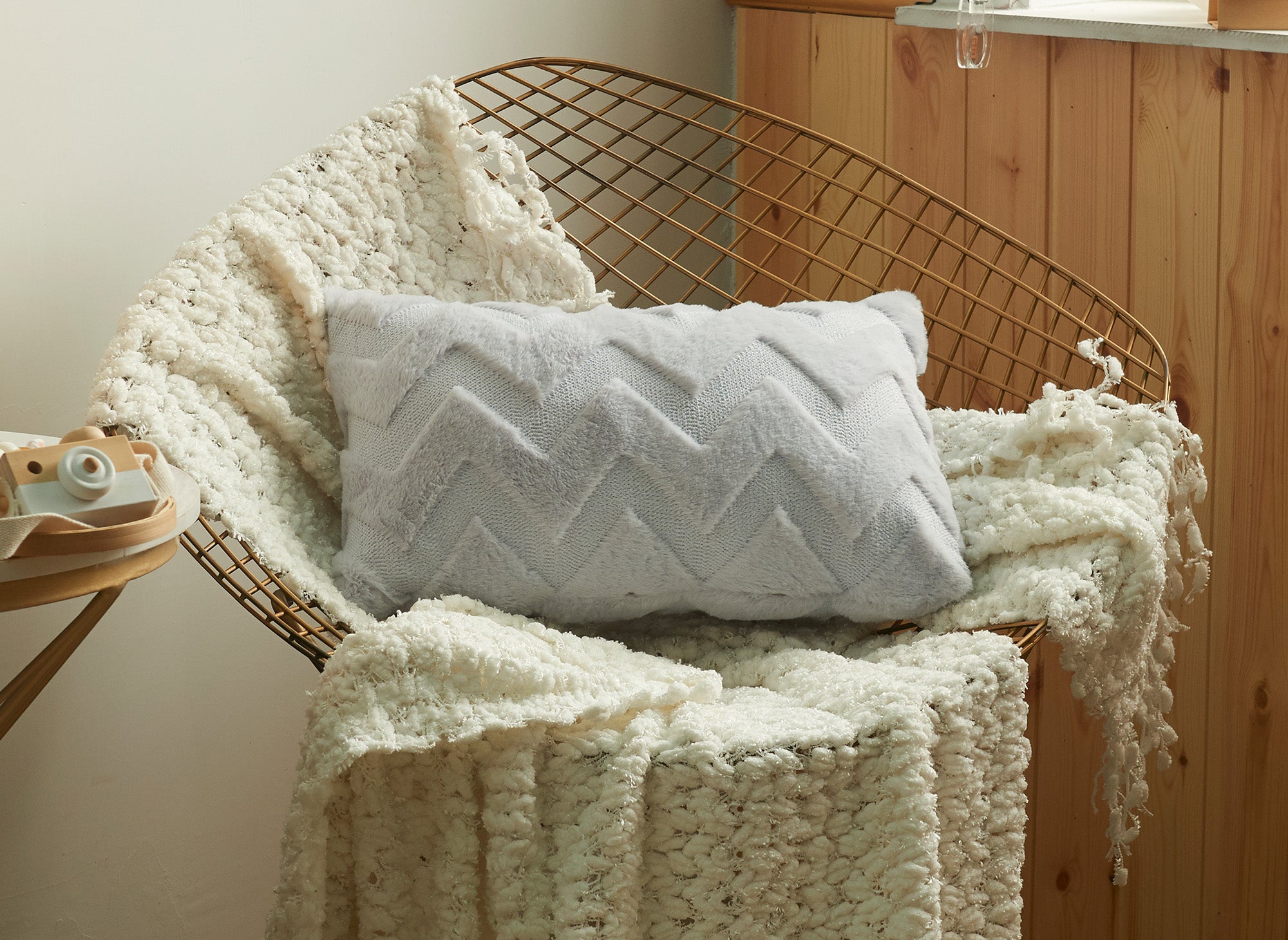 Rechteckiges Kissen 50x30 cm aus weichem Stoff mit hellgrauem Chevron-Muster HARRY