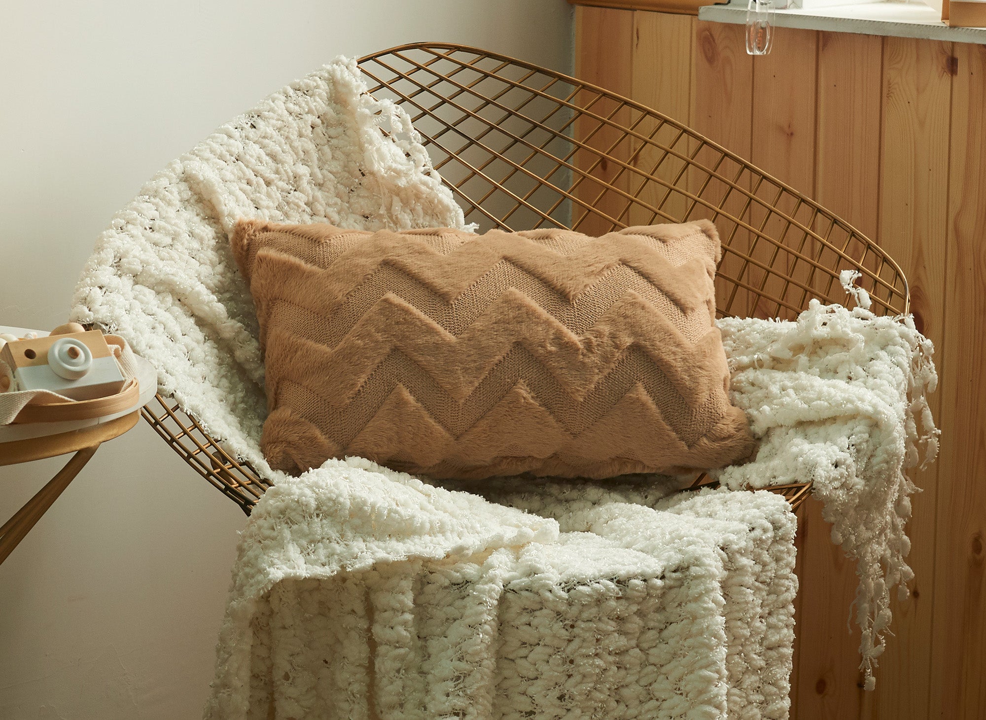 Rechteckiges Kissen 50x30 cm aus weichem braunem Stoff mit Chevron-Muster HARRY