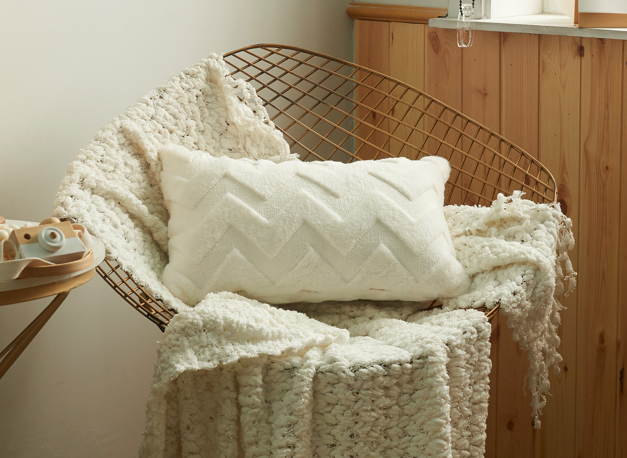 HARRY rechteckiges Kissen 50x30 cm aus weichem beigem Stoff mit Chevron-Muster