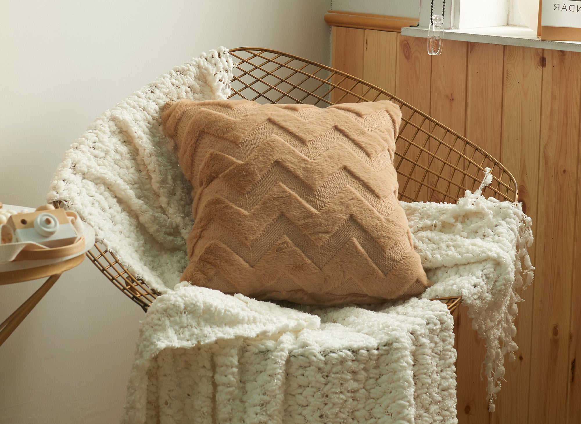 Quadratisches Kissen 45x45 cm aus weichem Stoff mit braunem Chevron-Muster HARRY