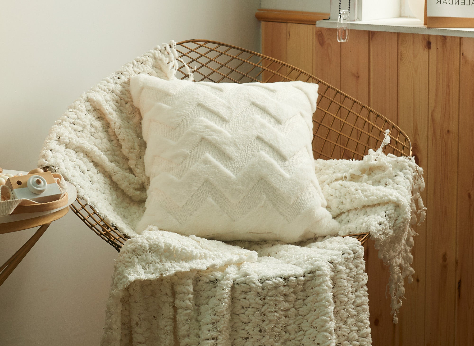 HARRY quadratisches Kissen 45x45 cm aus weichem beigem Stoff mit Chevron-Muster