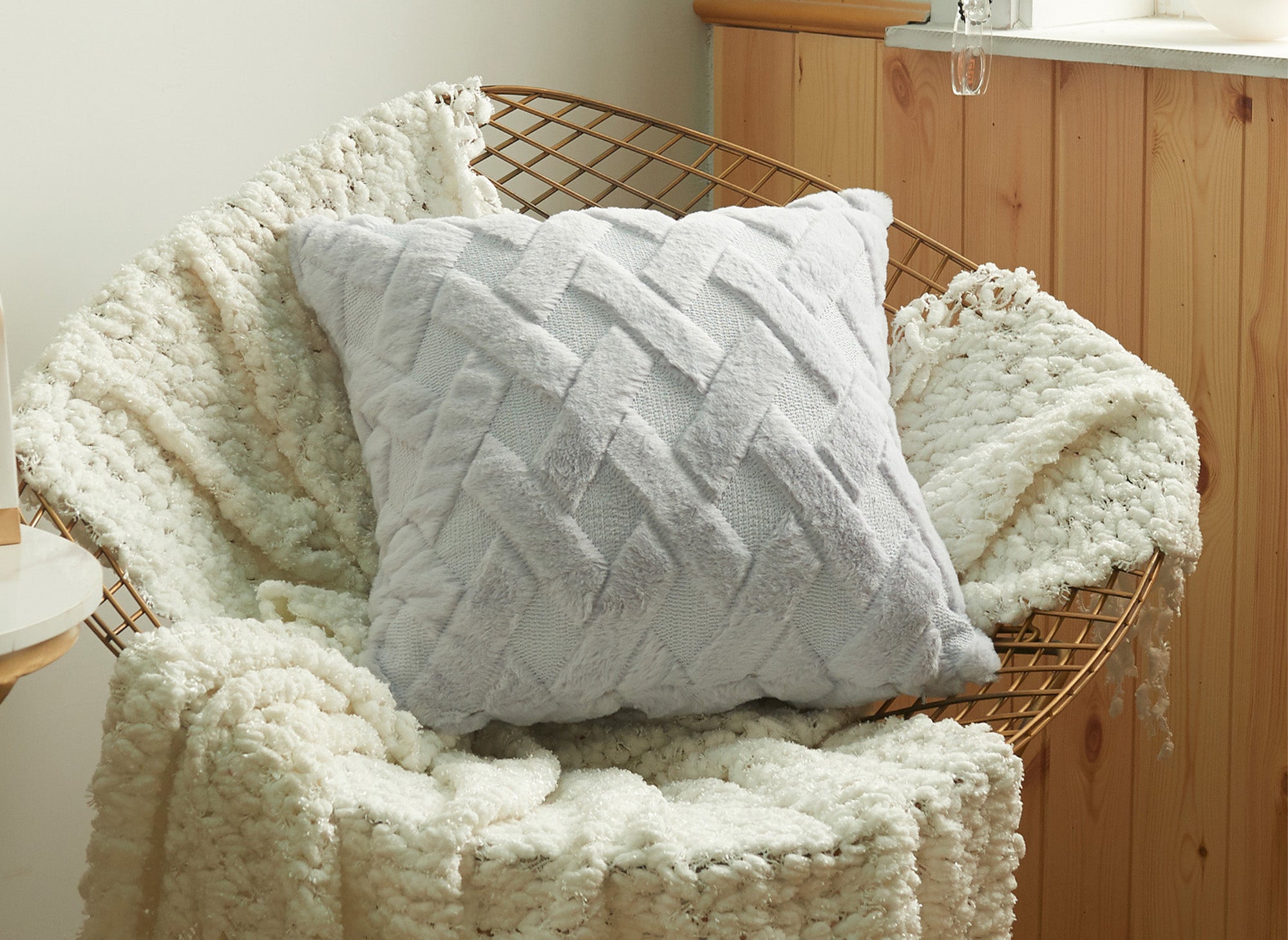 Quadratisches Kissen 45x45 cm aus grauem Florstoff mit grafischem Effekt MADALA