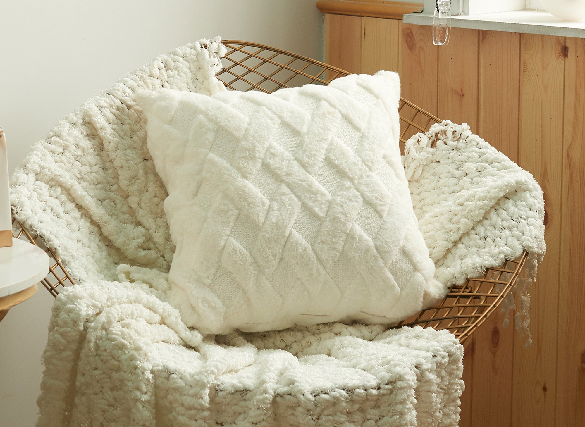 Quadratisches Kissen 45x45 cm aus beigem Florstoff mit grafischem Effekt MADALA