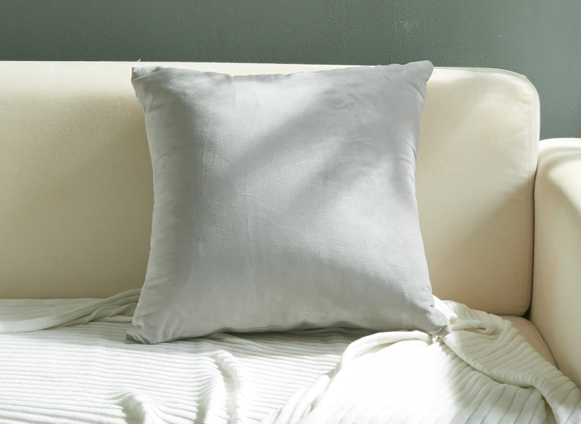 Quadratisches Kissen 45x45cm aus hellgrauem Samt TYGA