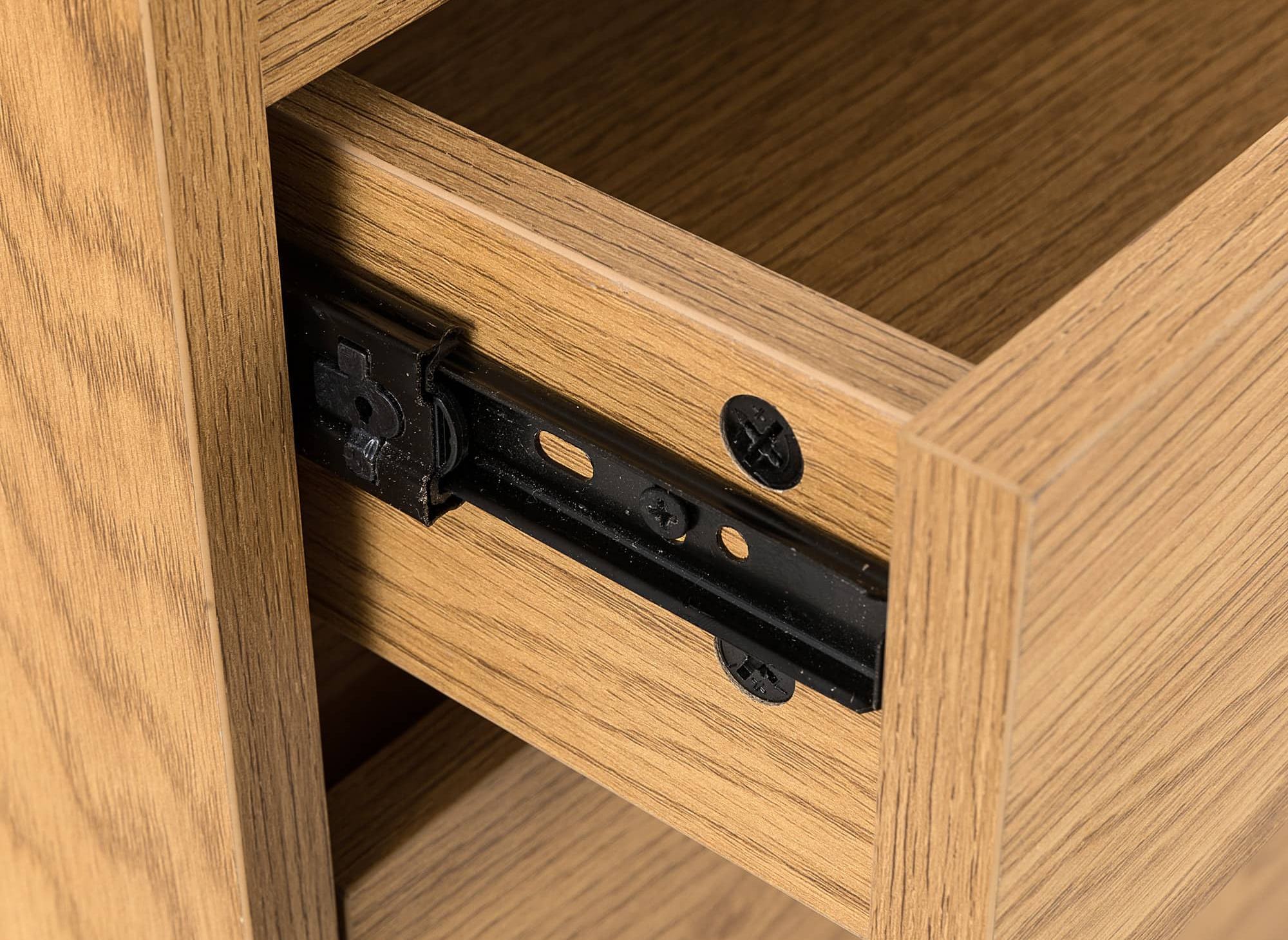 SACHA eichenfarbene Holzkommode mit 5 Schubladen