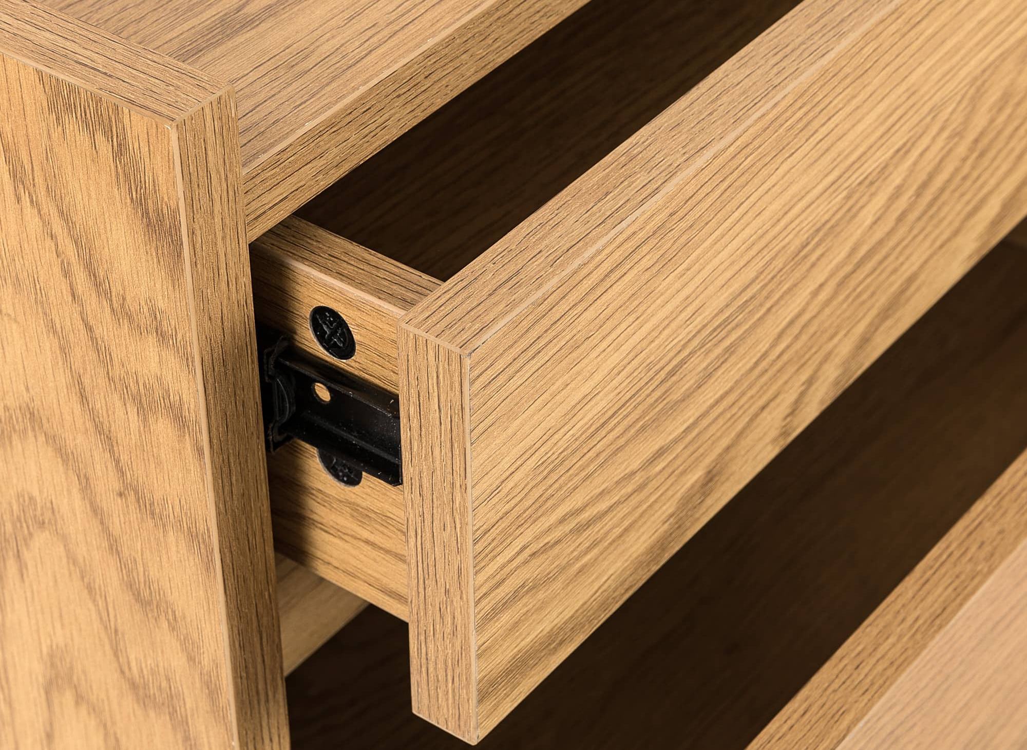 SACHA eichenfarbene Holzkommode mit 5 Schubladen