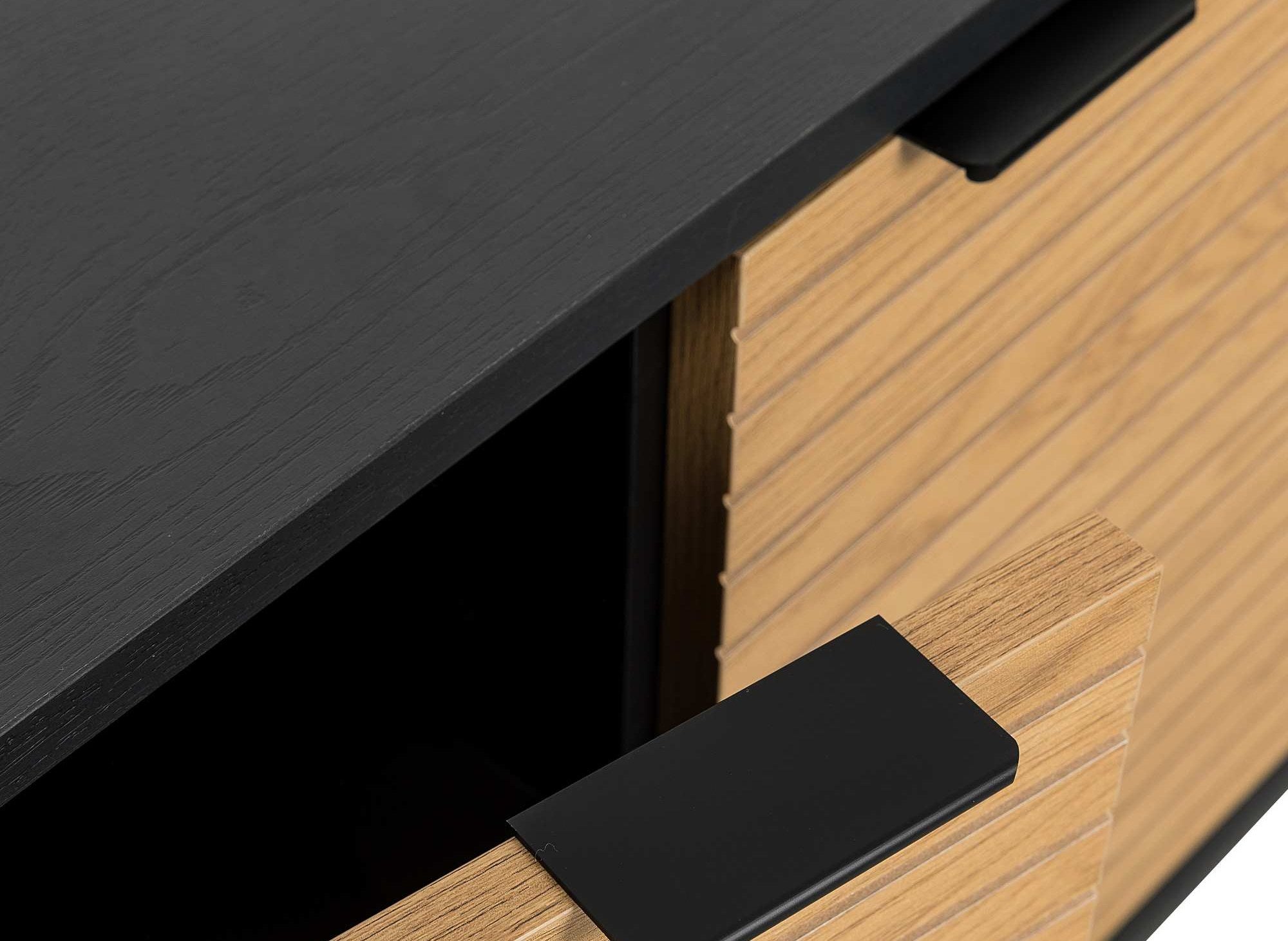 TISSIA Sideboard mit 3 Schubladen und 2 Türen aus hellem Holz und schwarzem Metall