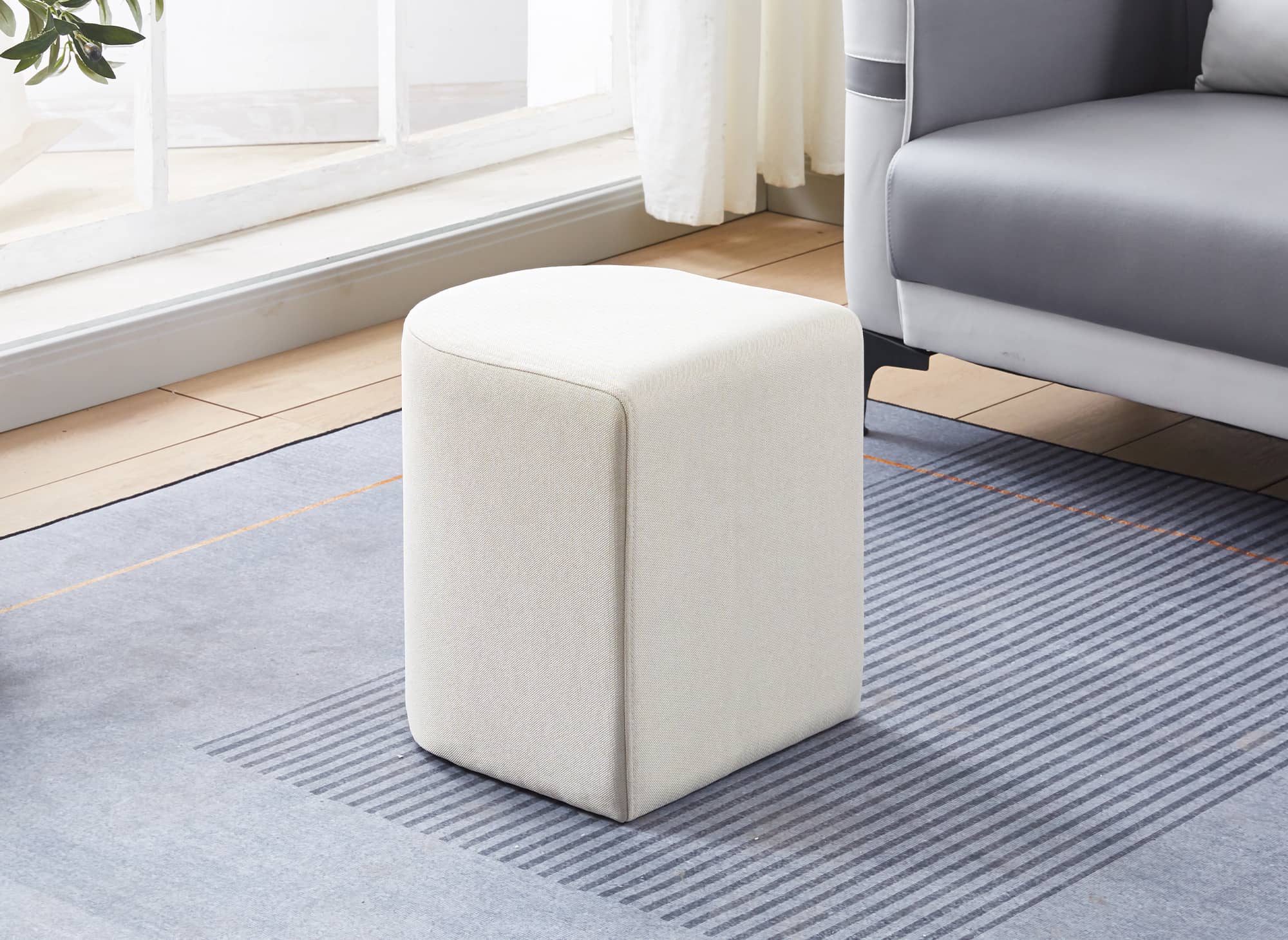 JUDITH holzfarbenes Couchtisch-Set mit 2 beigen Stoffpoufs
