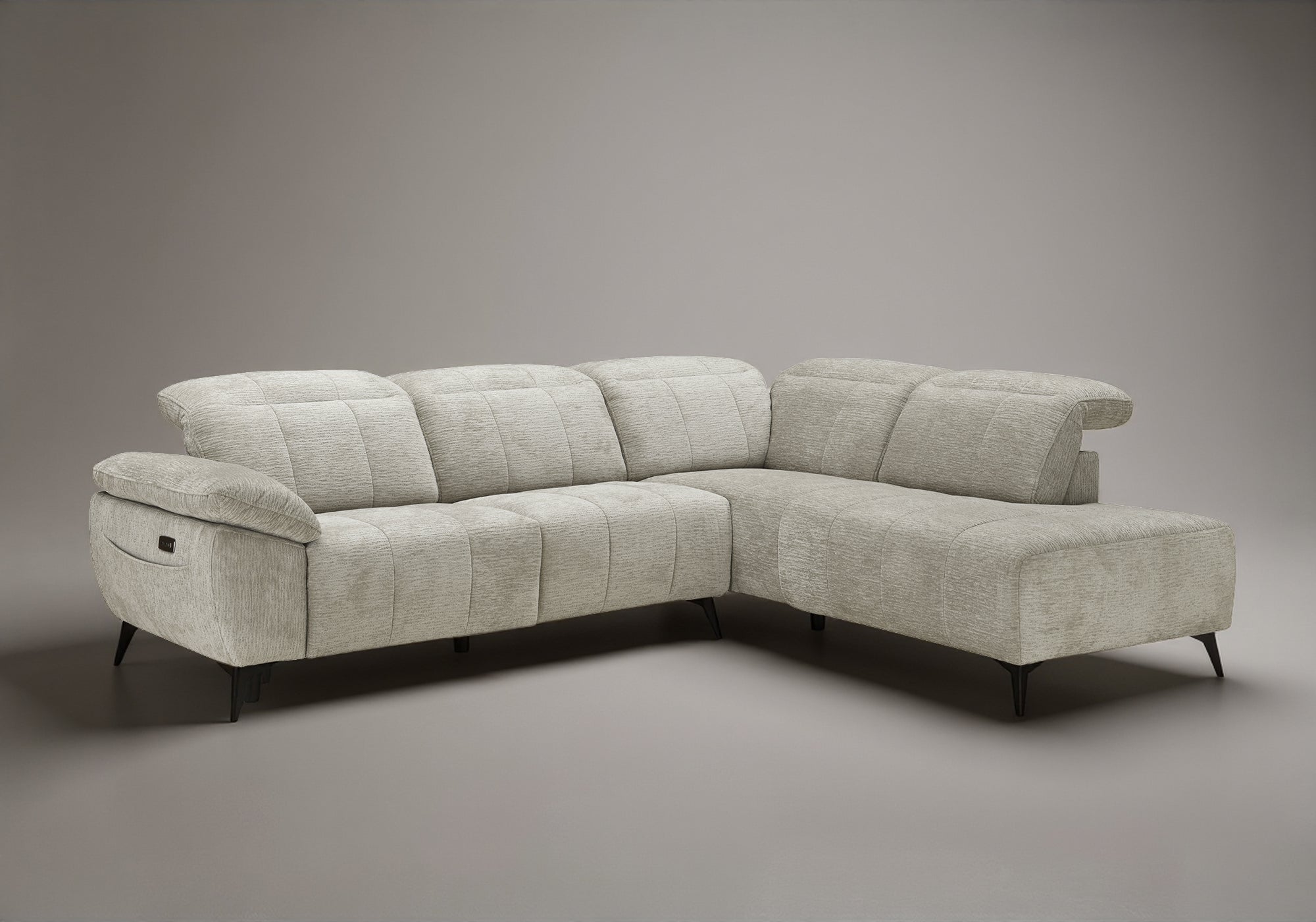 SOLINA Ecksofa mit elektrischer Verstellung aus beige meliertem Samt – rechtwinklig