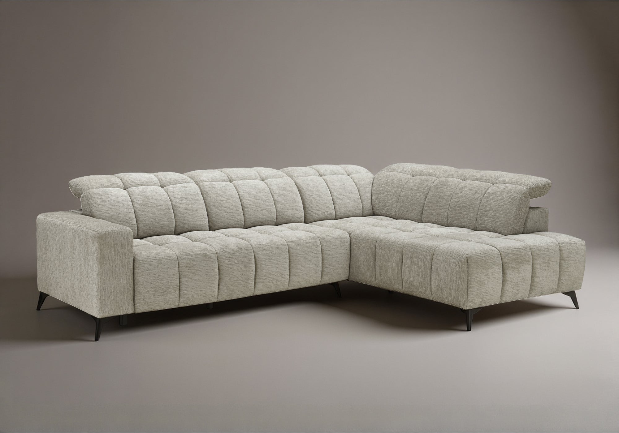 ALVAR Ecksofa mit elektrischer Liegefunktion aus beige meliertem Samt – rechtwinklig