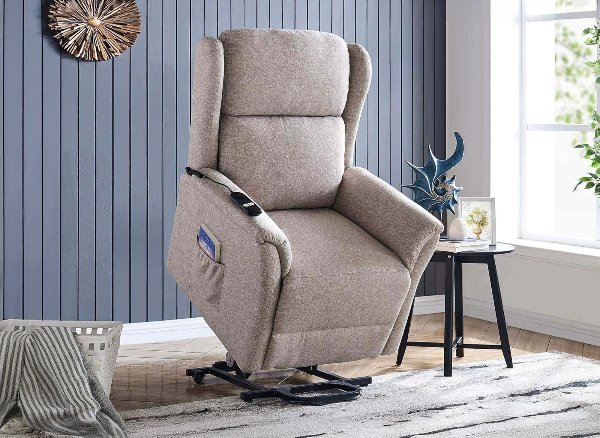 Fauteuil releveur relax en tissu beige à commande électrique PETER