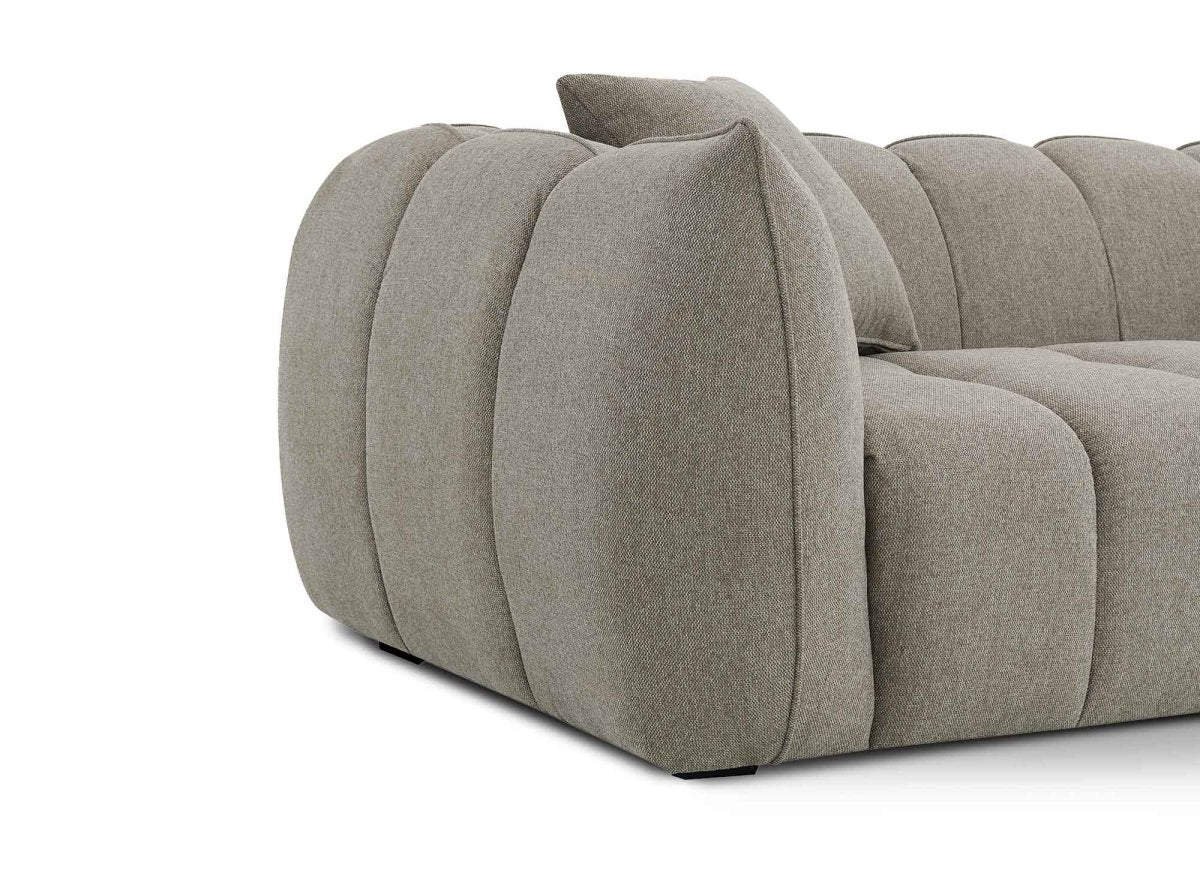 Canapé fixe 3 places en tissu taupe ALISSA - DécoInParis