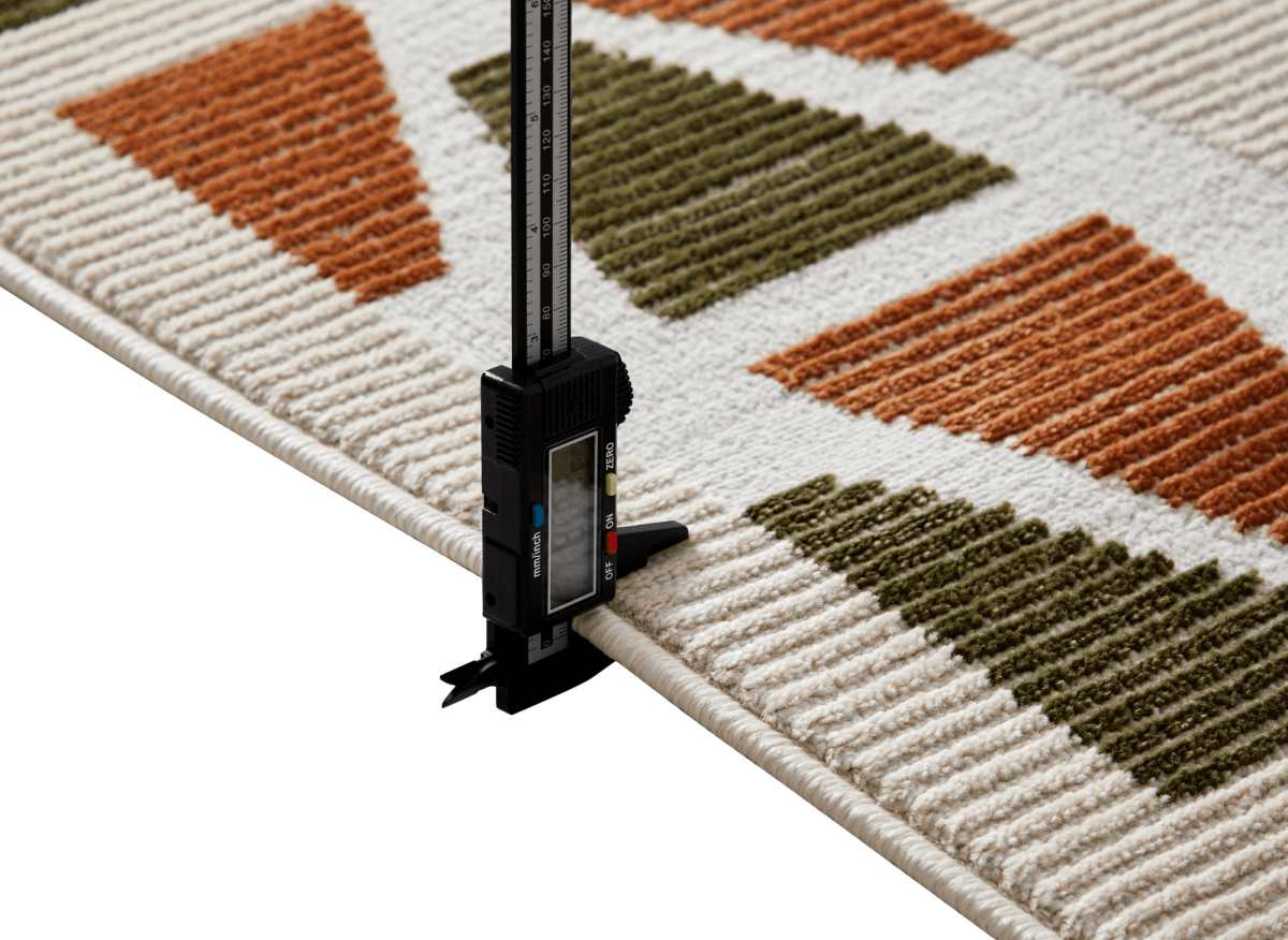 Tapis beige à motifs géométriques verts et terracotta 160 x 230 cm IONA - DécoInParis