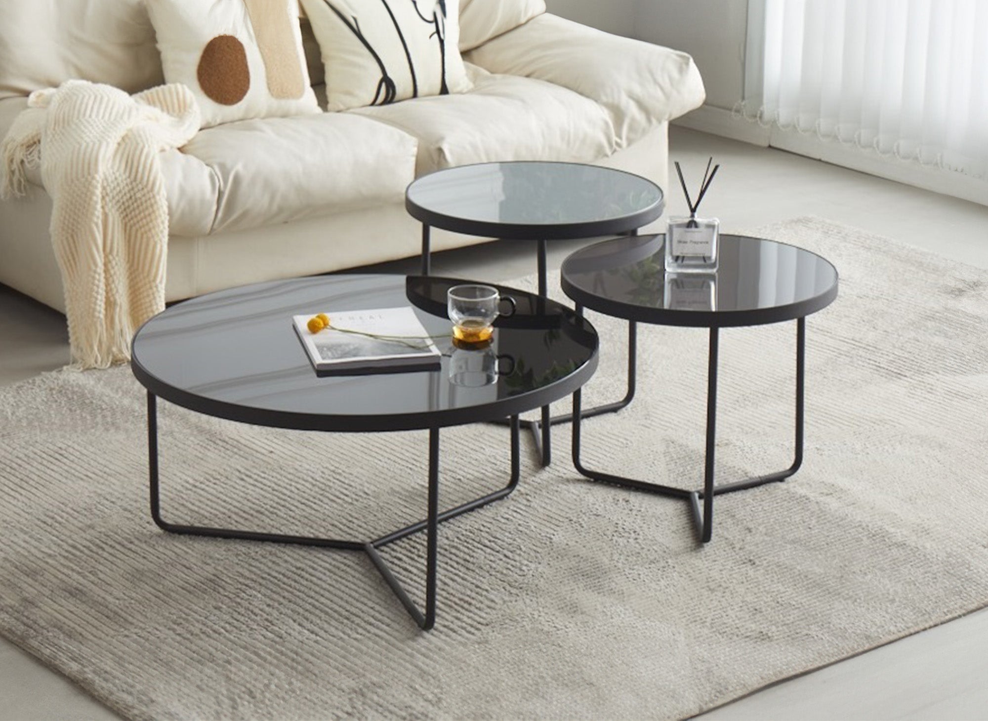 3er-Set runder Couchtische aus Glas mit schwarzen Metallbeinen JAKIE