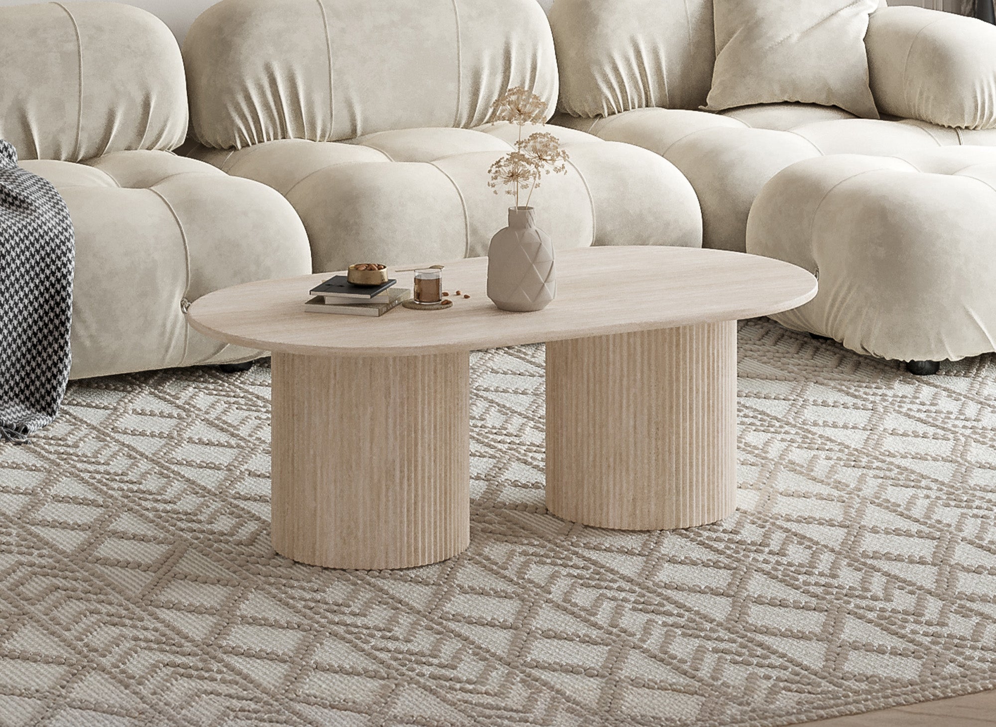 Ovaler Couchtisch aus beigefarbenem Verbundmarmor DHARA