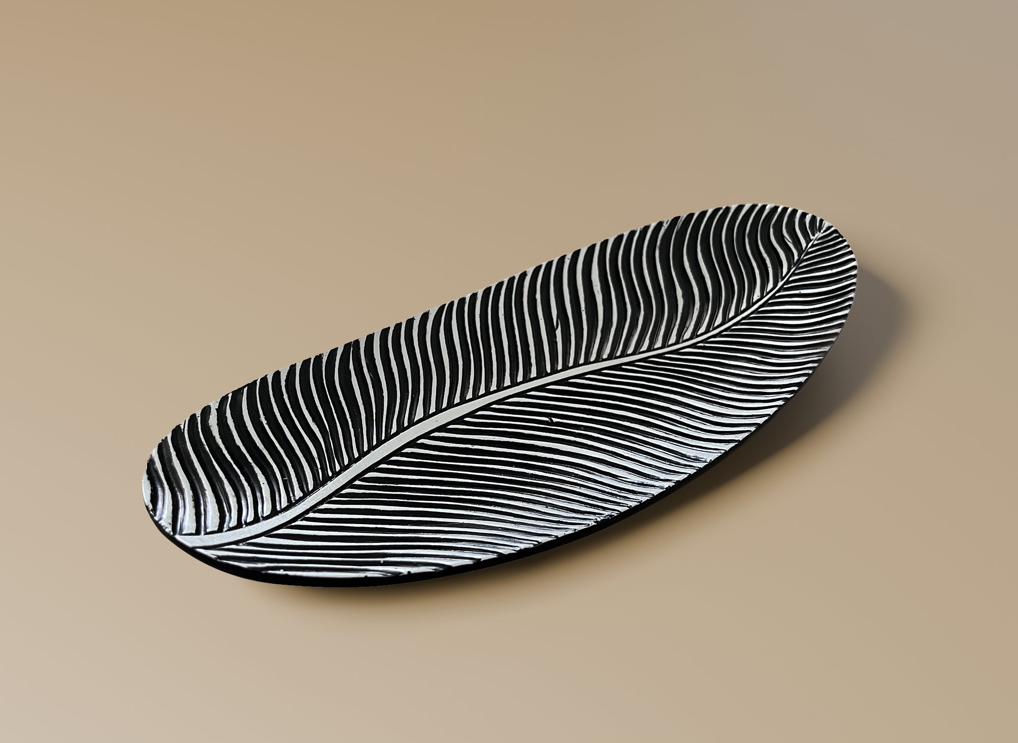 Ovale Schale aus schwarz-weißem Harz 37 cm EBENE