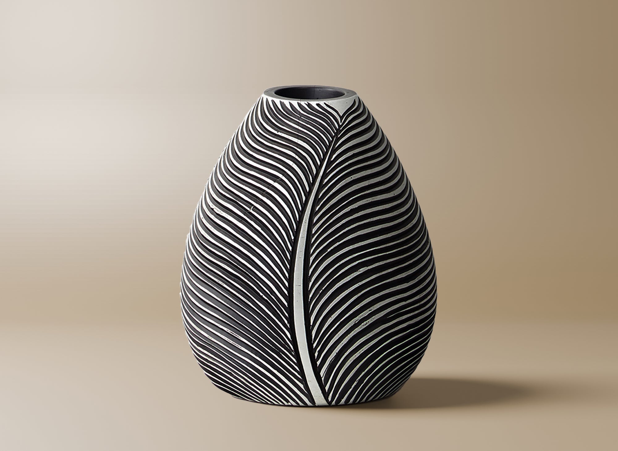 Schwarz-weiße Harzvase H21 cm EBENE