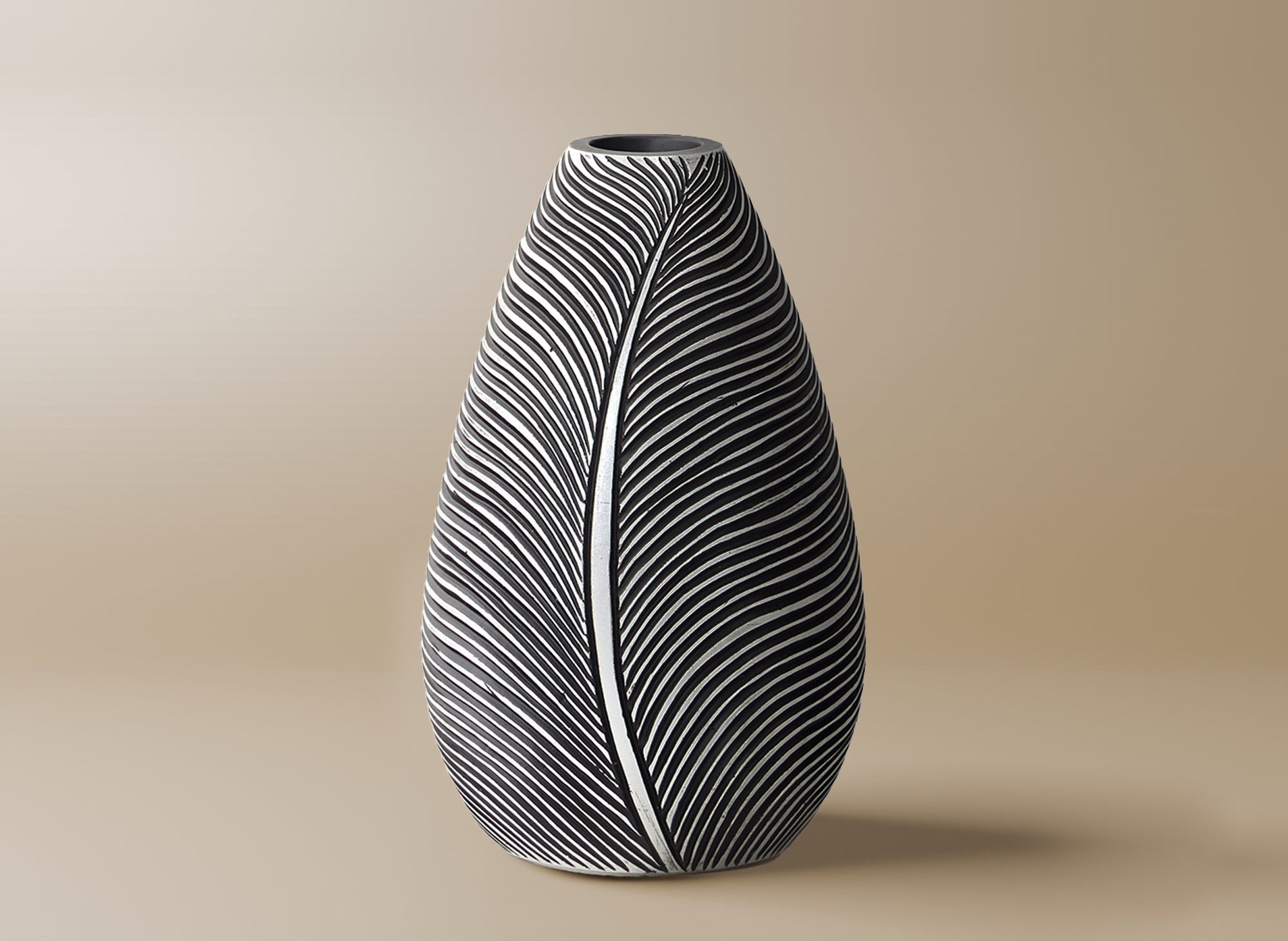 Schwarz-weiße Harzvase H30 cm EBENE