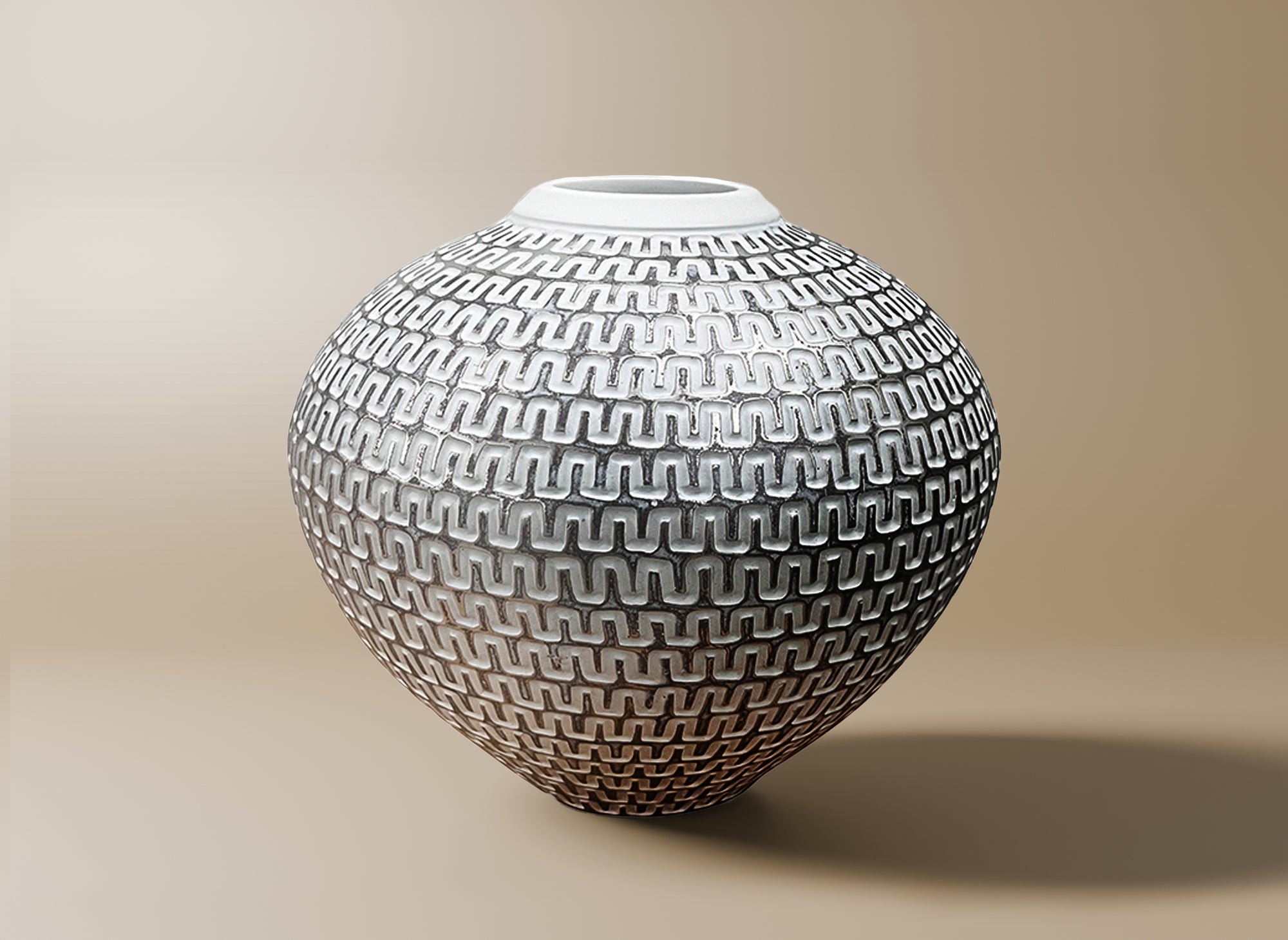 ALAIA Kugelvase aus Polyresin in Weiß und Silber, H22 cm