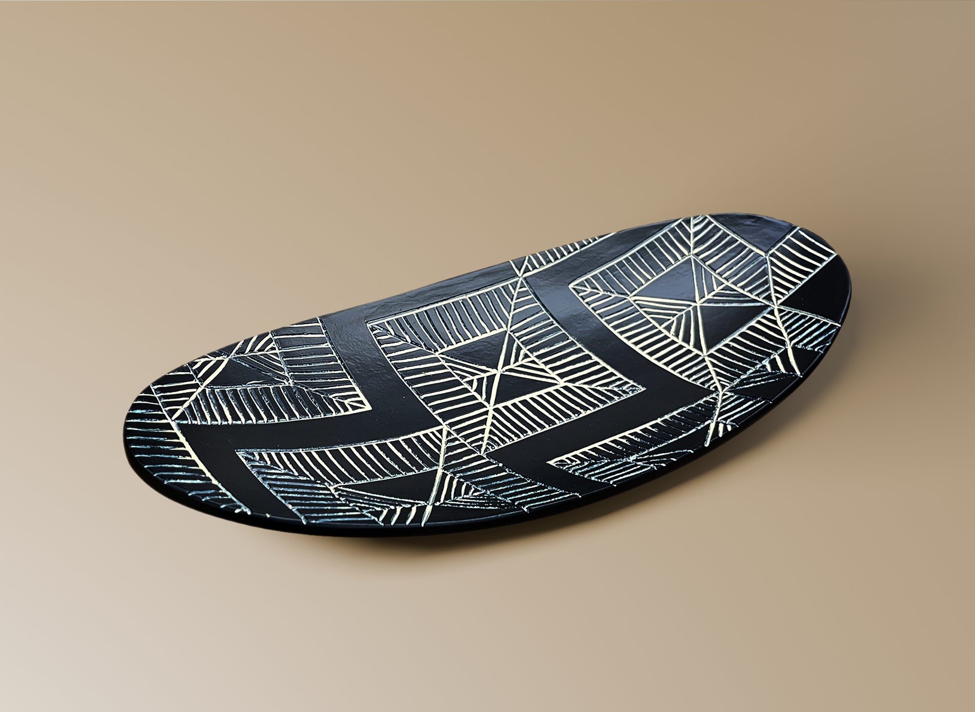 Ethno-Tablett aus schwarz-weißem Polyresin 37 cm MAORI