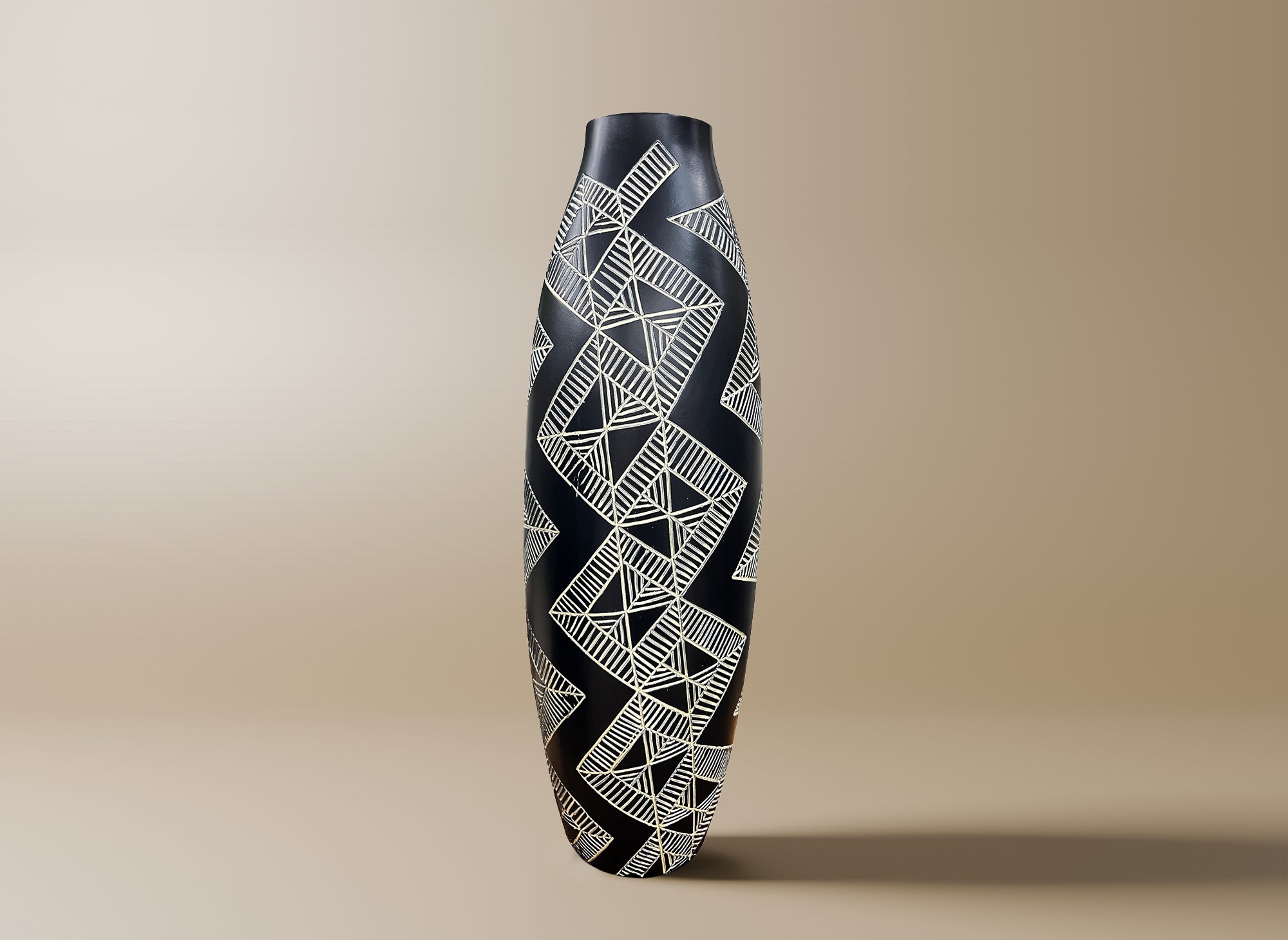 Ethno-Vase aus schwarz-weißem Polyresin H55 cm MAORI