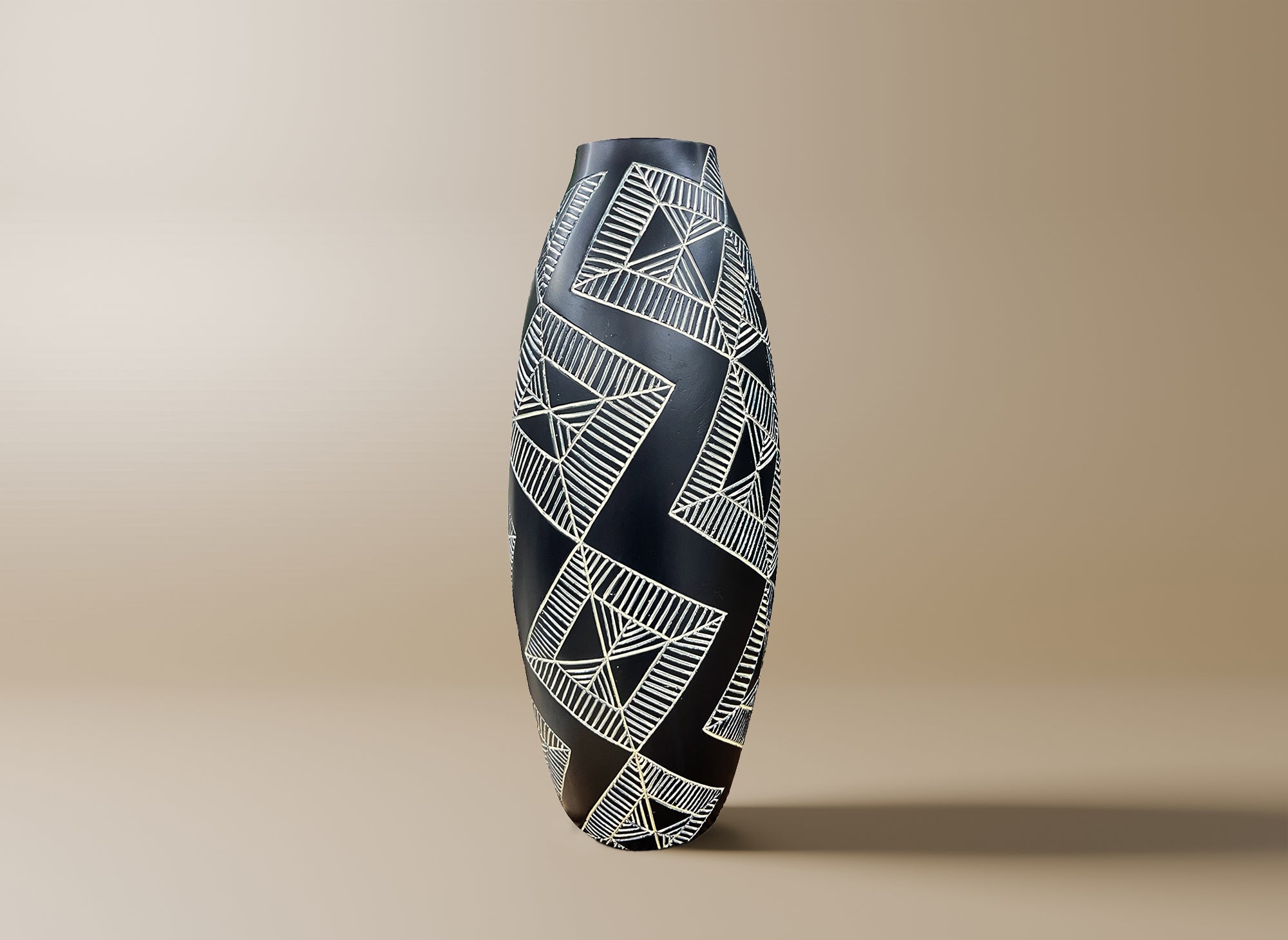 Ethno-Vase aus schwarz-weißem Polyresin H43 cm MAORI