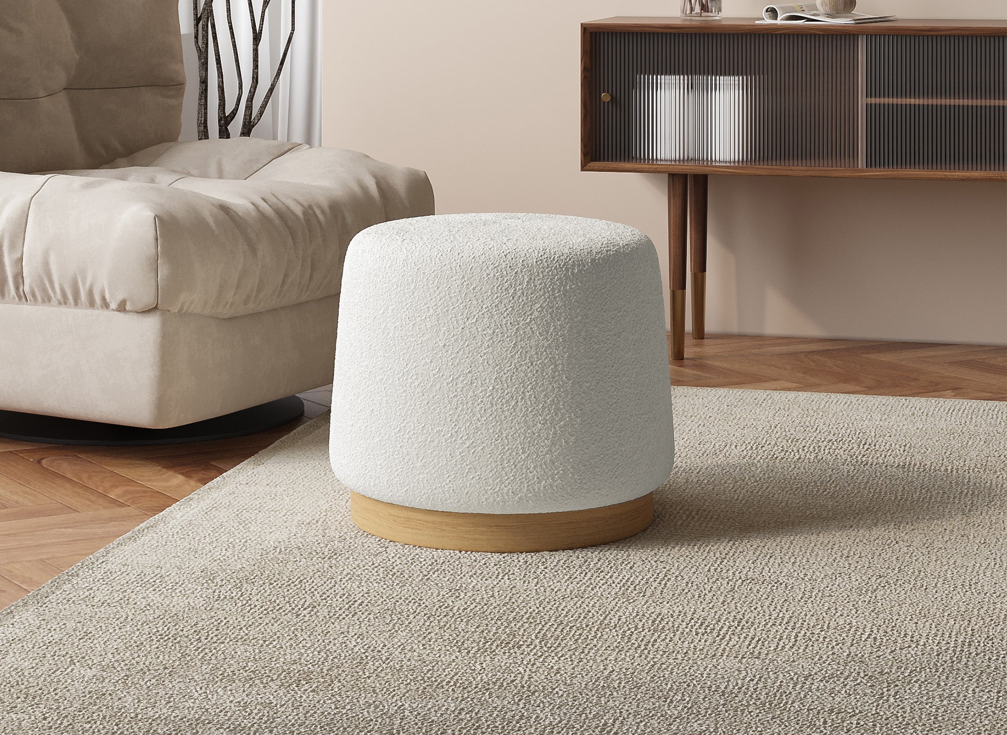 MELIA Sitzpuff aus Stoff und Holz in Ecru mit Schaffelleffekt