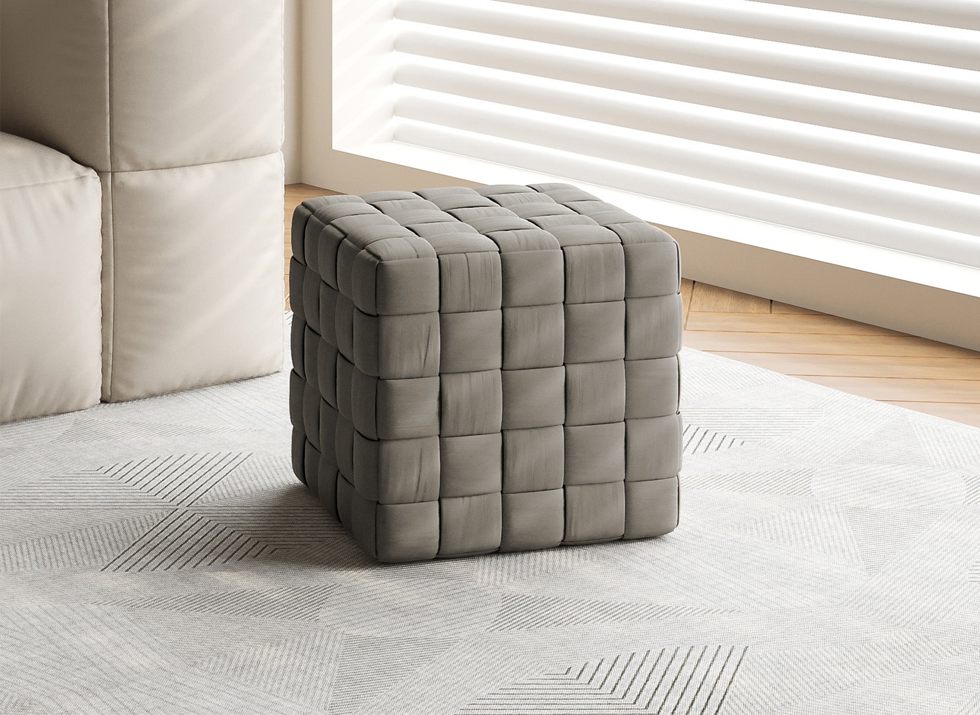 Quadratischer Pouf MALEK aus geflochtenem Taupe-Samt