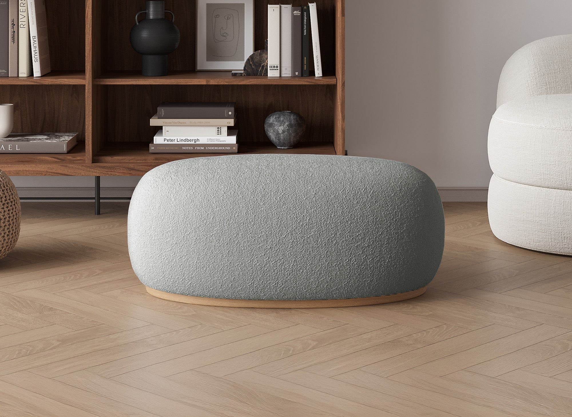 Ovaler Sitzpuff CALY aus grauem Stoff in Schaffelloptik und Holz
