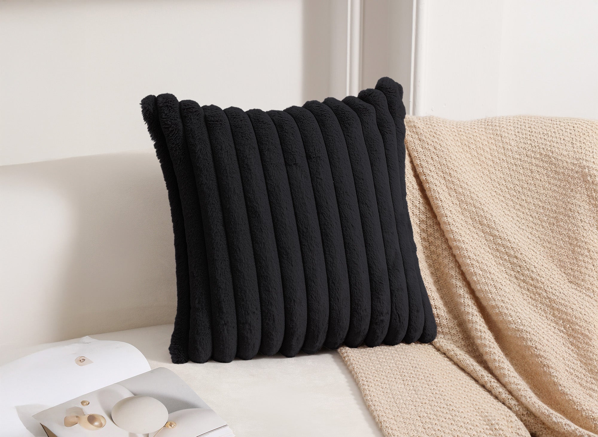 Quadratisches Kissen aus schwarzem Cord mit Felleffekt 45x45 cm URBAN