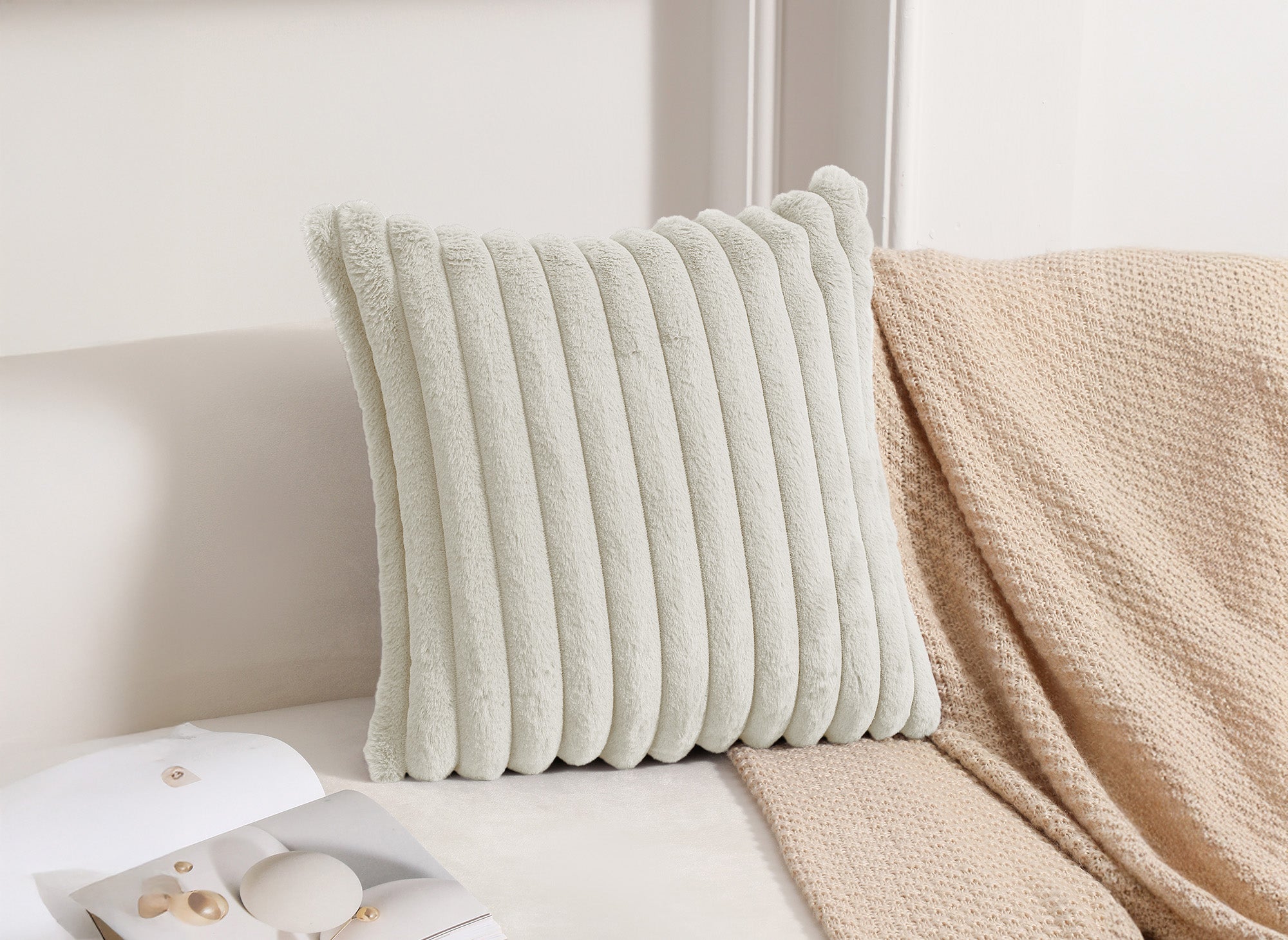 Quadratisches Kissen aus beigem Cord mit Felleffekt 45x45 cm URBAN