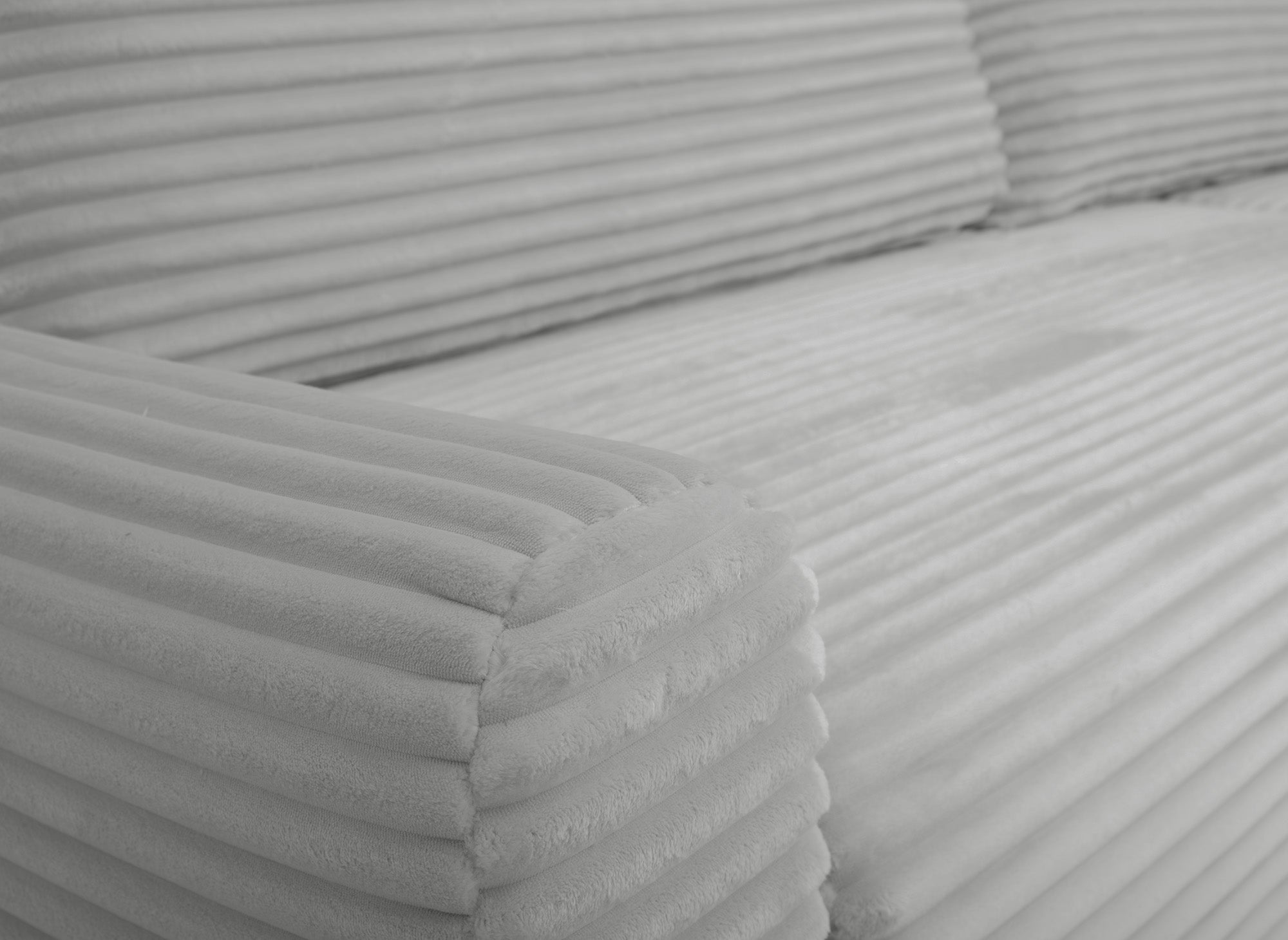 KATIA wendbares und umwandelbares Ecksofa mit Stauraum aus dickem hellgrauem Cord