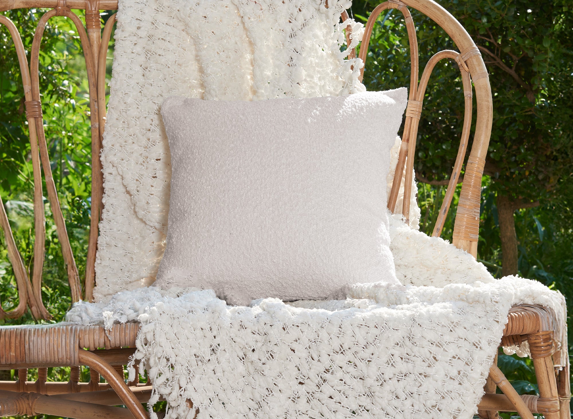 Quadratisches Kissen 45x45 cm aus beigem Stoff mit Schaffelleffekt EDEN