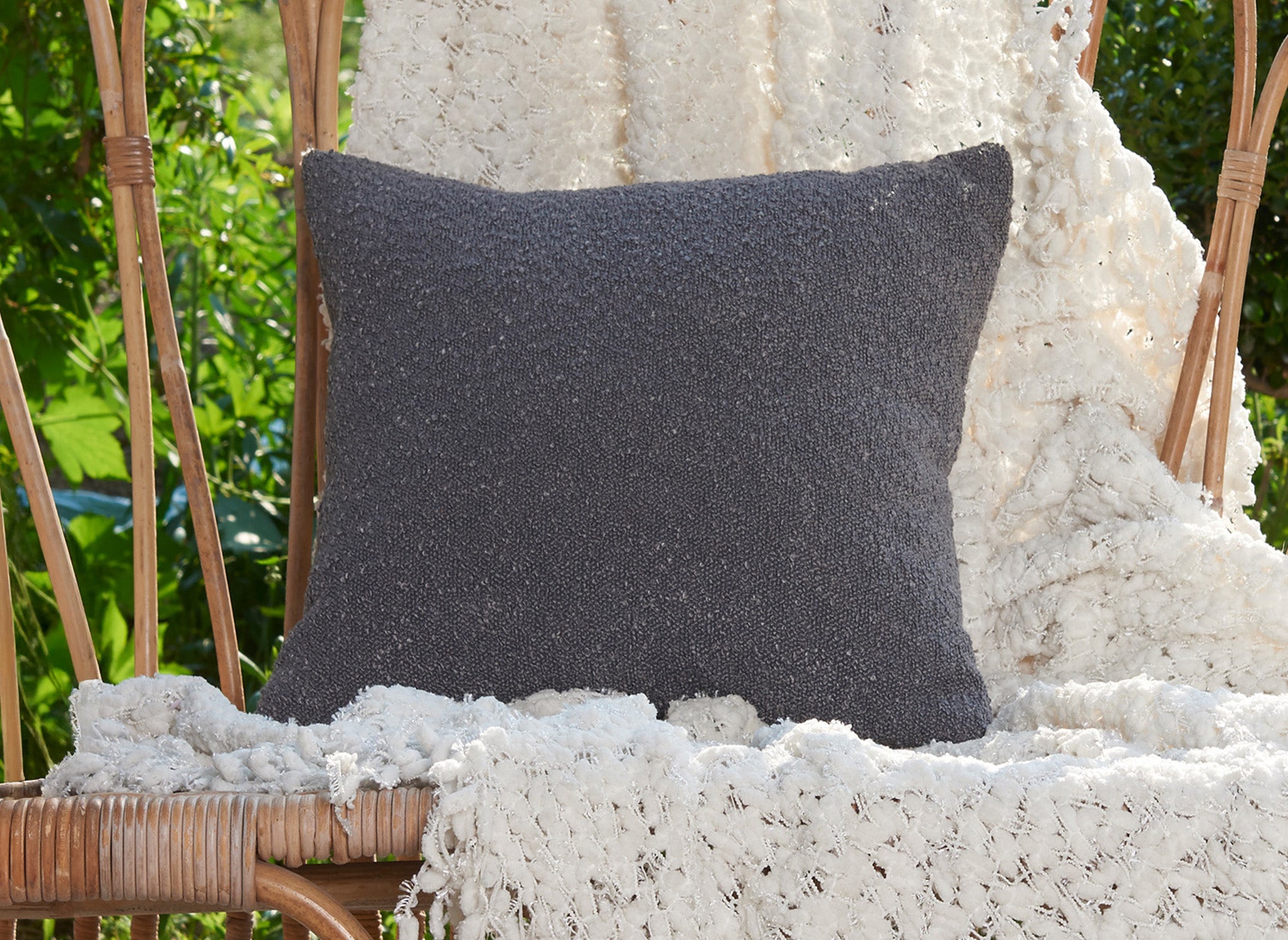 Quadratisches Kissen 45x45 cm aus dunkelgrauem Stoff mit Schaffelleffekt EDEN