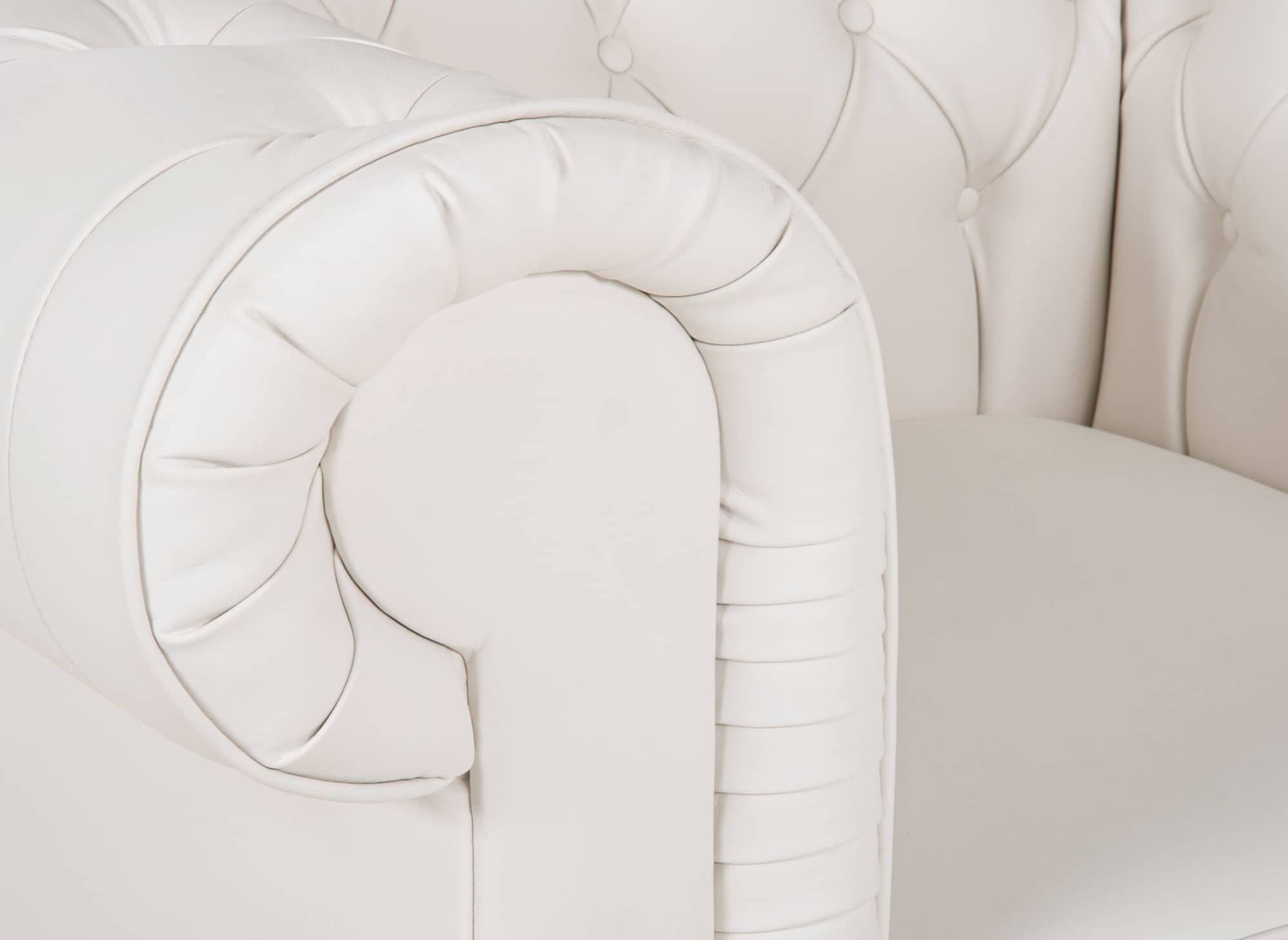 Weißer Chesterfield-Sessel aus Kunstleder – WILSTON
